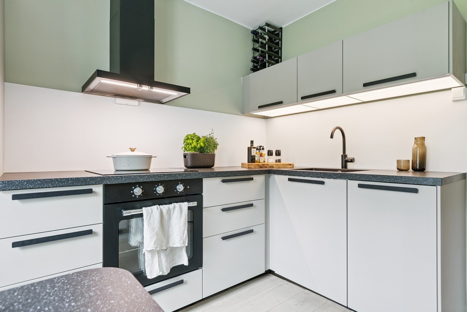 Alle hvitevarer er nye og medfølger handelen. Kjøkkenet er nytt fra IKEA i 2024. Galleribilde