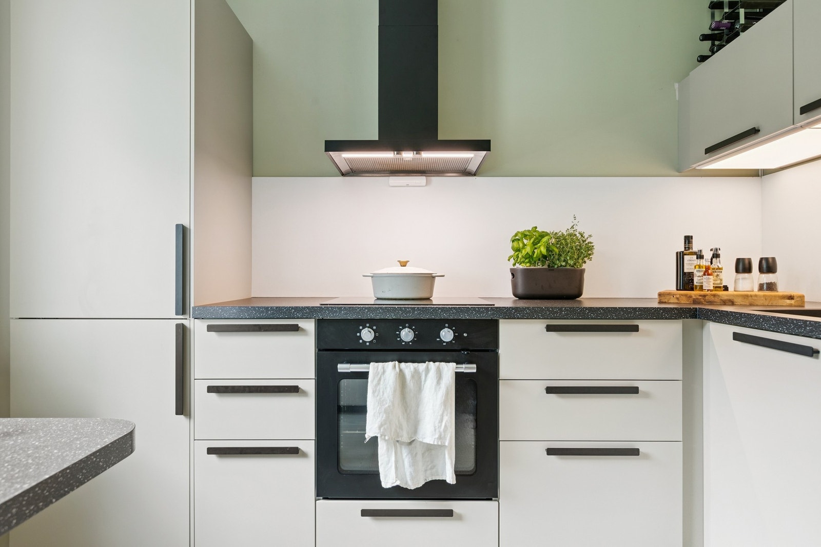 EIE eiendomsmegling ved Andreas Forsell Lund og Julie Marie Vollan Brennvik ønsker velkommen til Trygve Thesens vei 5! Foto: Robin Hope Syrstad. Galleribilde