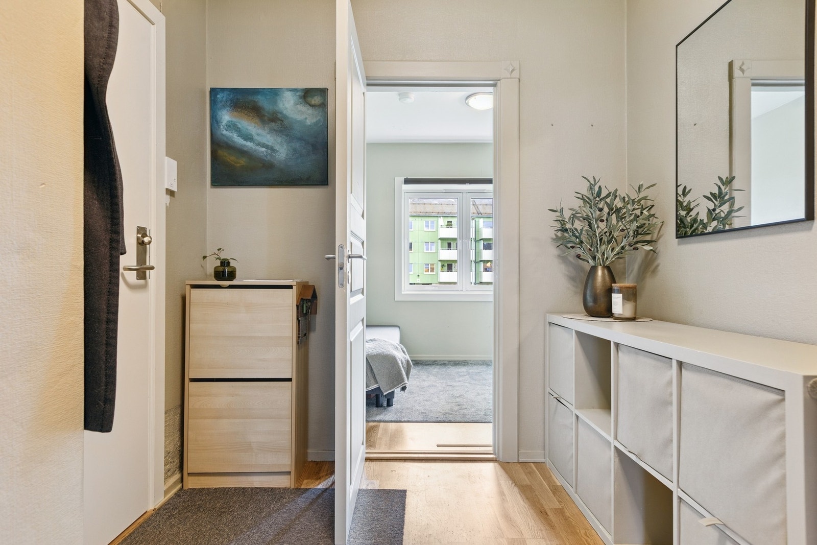 Velkommen inn! Entreen oppleves som romslig med plass til flere ulike oppbevaringsmuligheter. Galleribilde