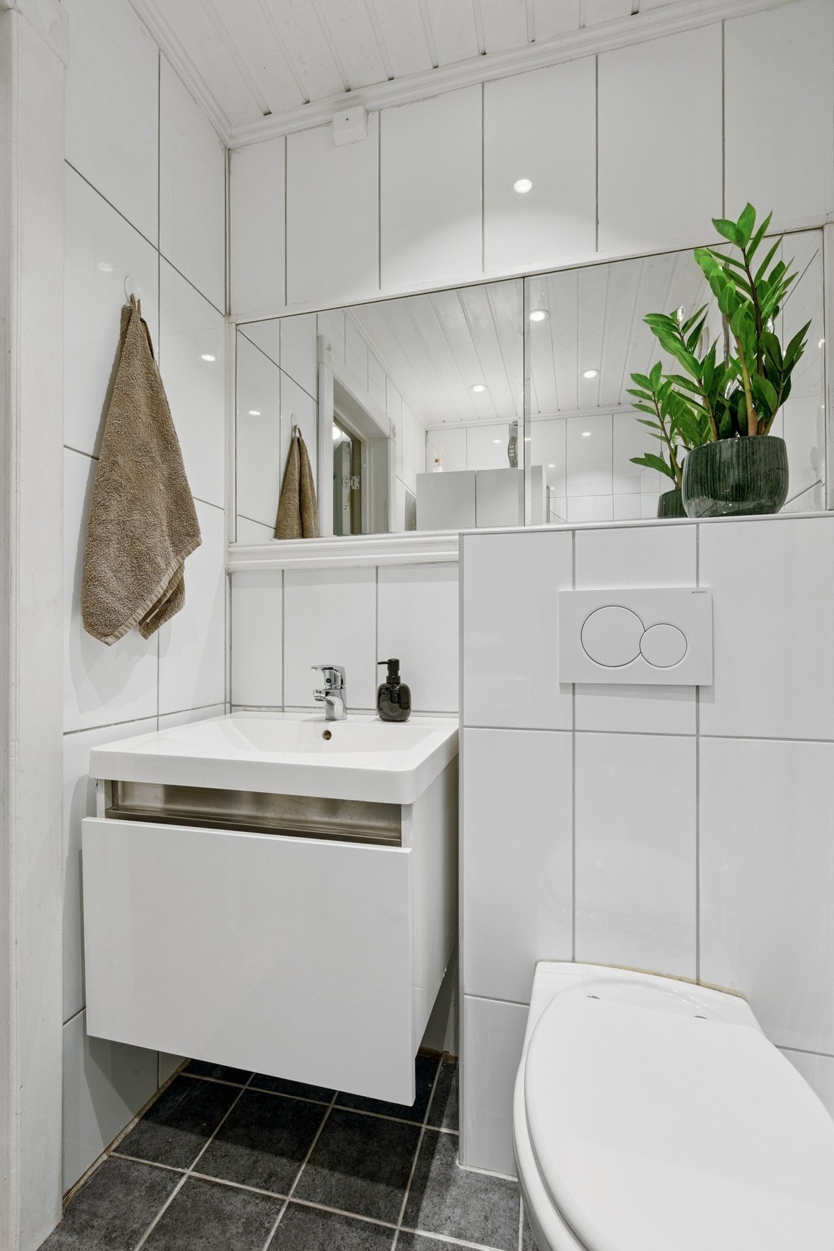 Flislagte vegger og gulv med gulvvarme, samt downlights i himling. Galleribilde