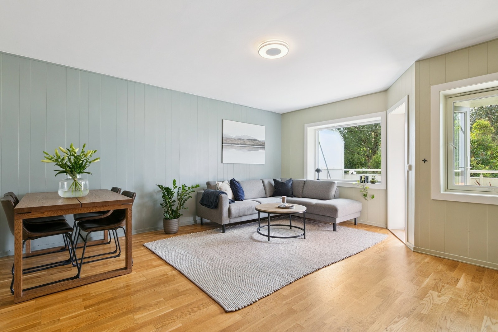 Fra stua har man utgang til en sørvendt balkong. Bli med ut og ta en titt! Galleribilde