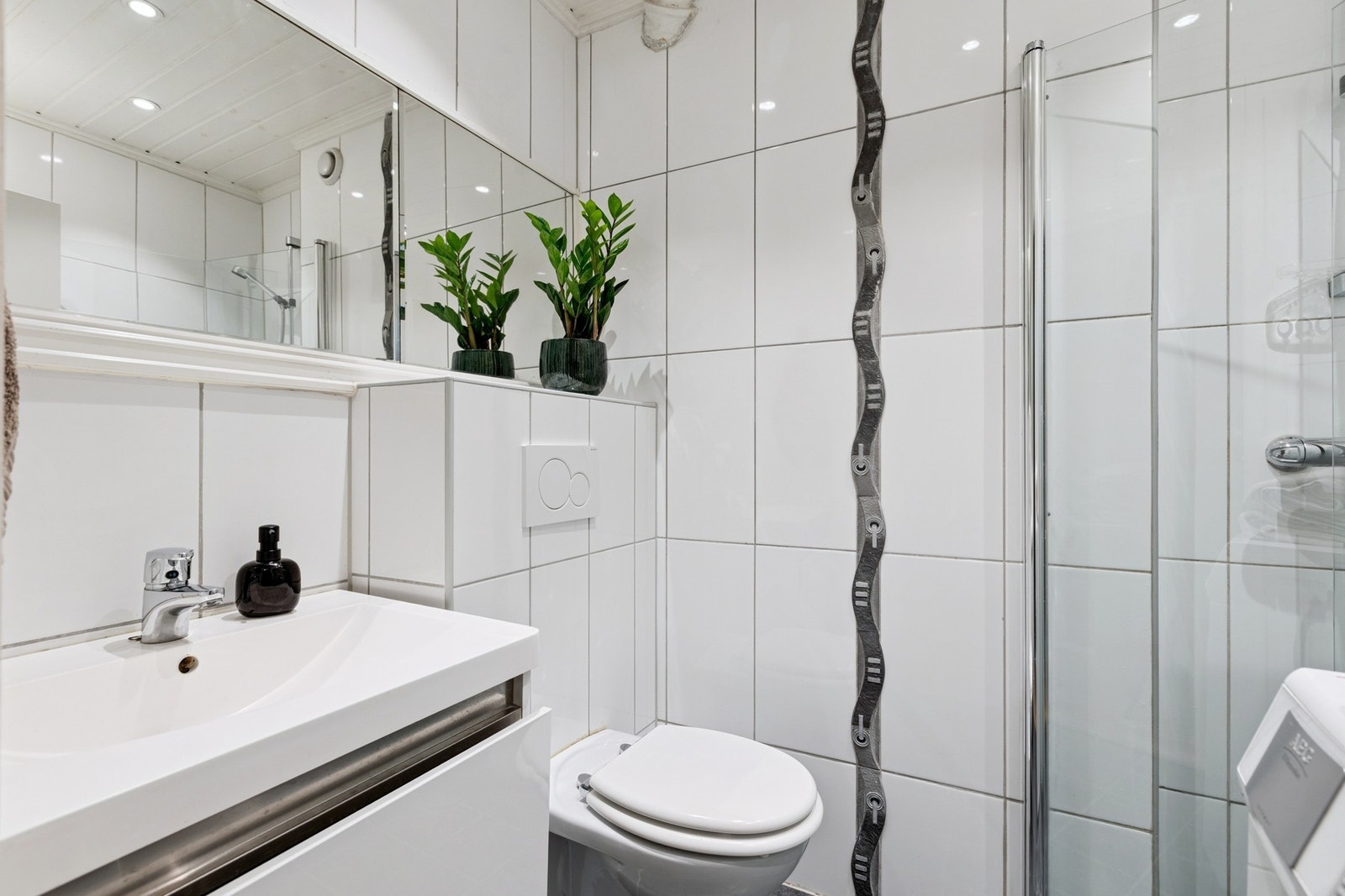 Badet har en plassbesparende og funksjonell planløsning. Galleribilde