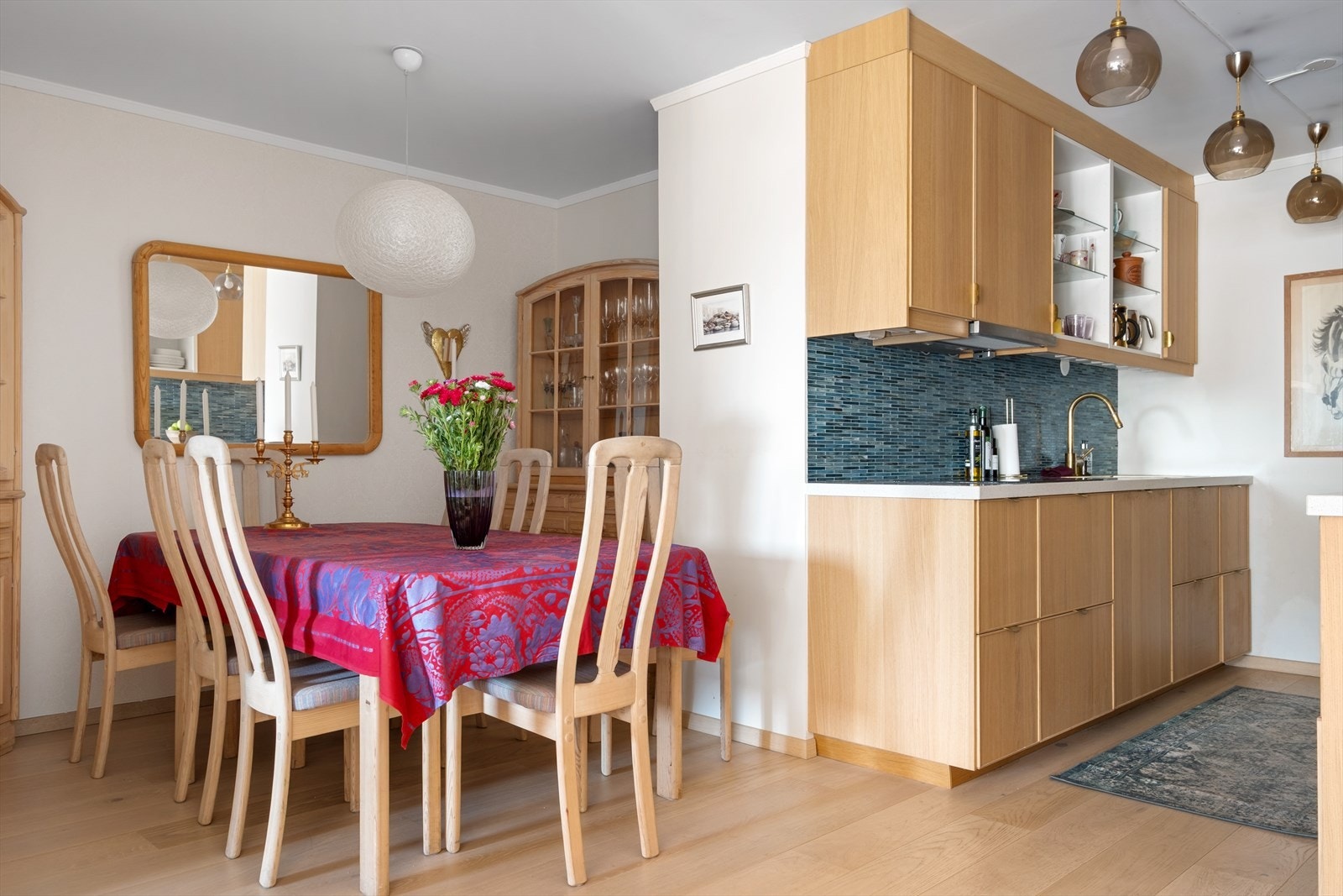 Trivelig og romslig spiseplass i tilknytning til kjøkkenet, med god plass til langbord og gjester. Den åpne løsningen mot kjøkken og stue gjør dette til et naturlig samlingspunkt i boligen - perfekt for både hverdagsmiddager og hyggelige selskap Galleribilde