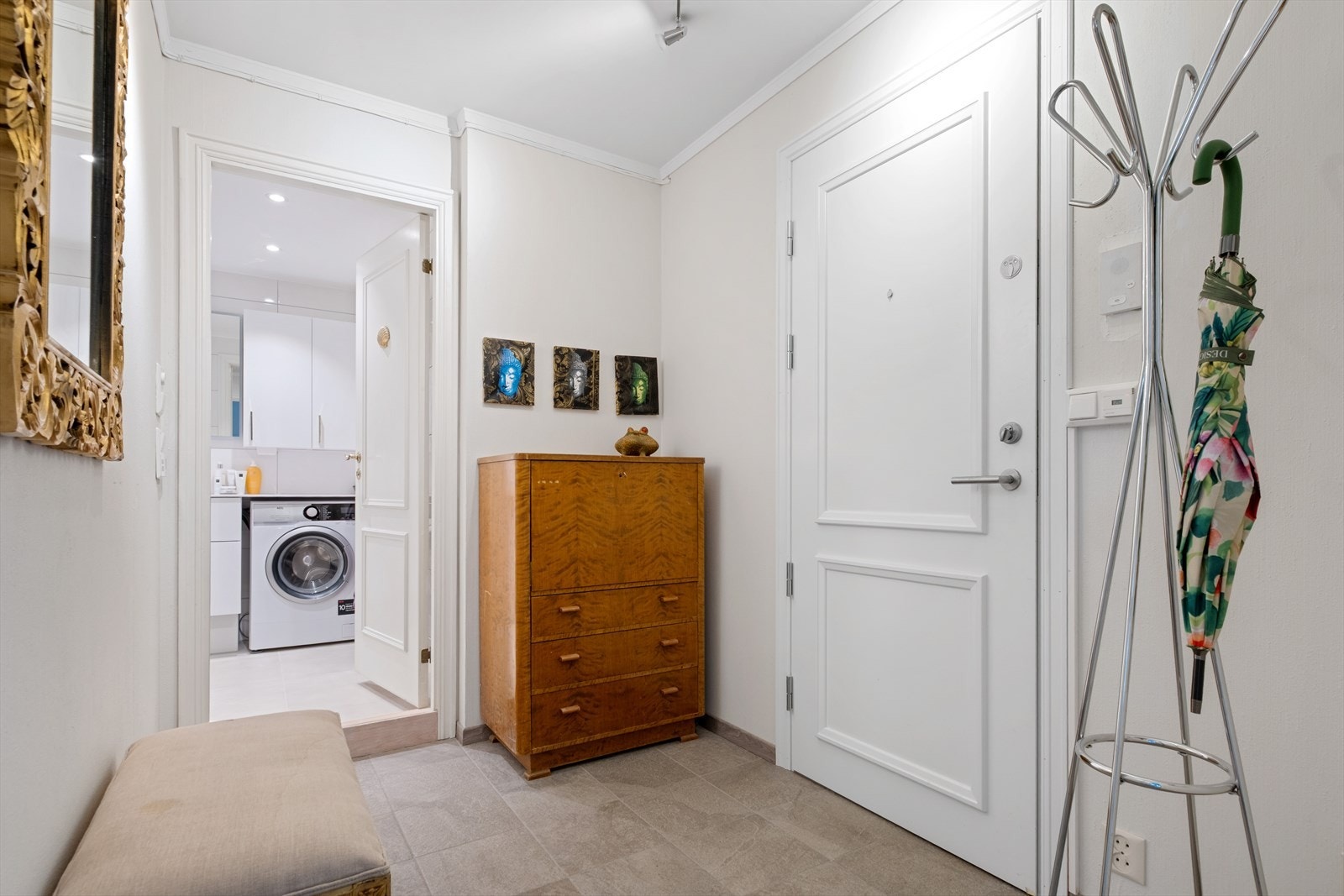 Innbydende og romslig entré med plass til praktisk oppbevaring. Herfra har du enkel adkomst til både baderom og stue Galleribilde