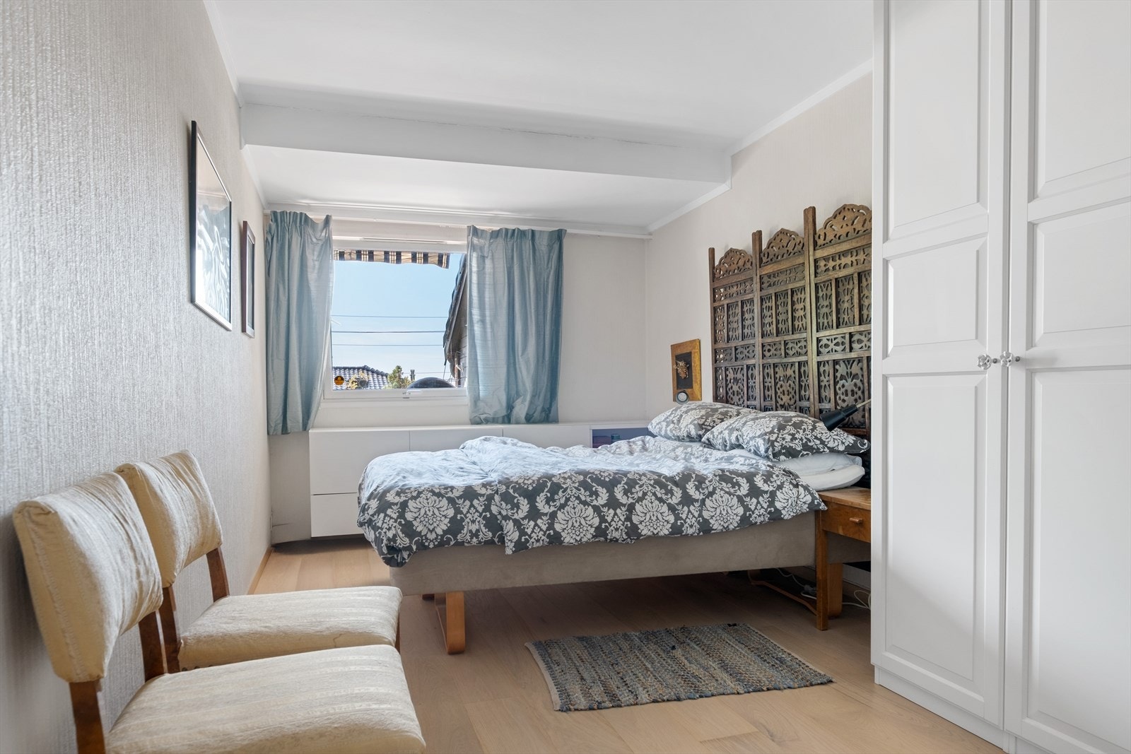 Våkne til morgensolen i et lyst og romslig soverom med plass til alt du trenger Galleribilde