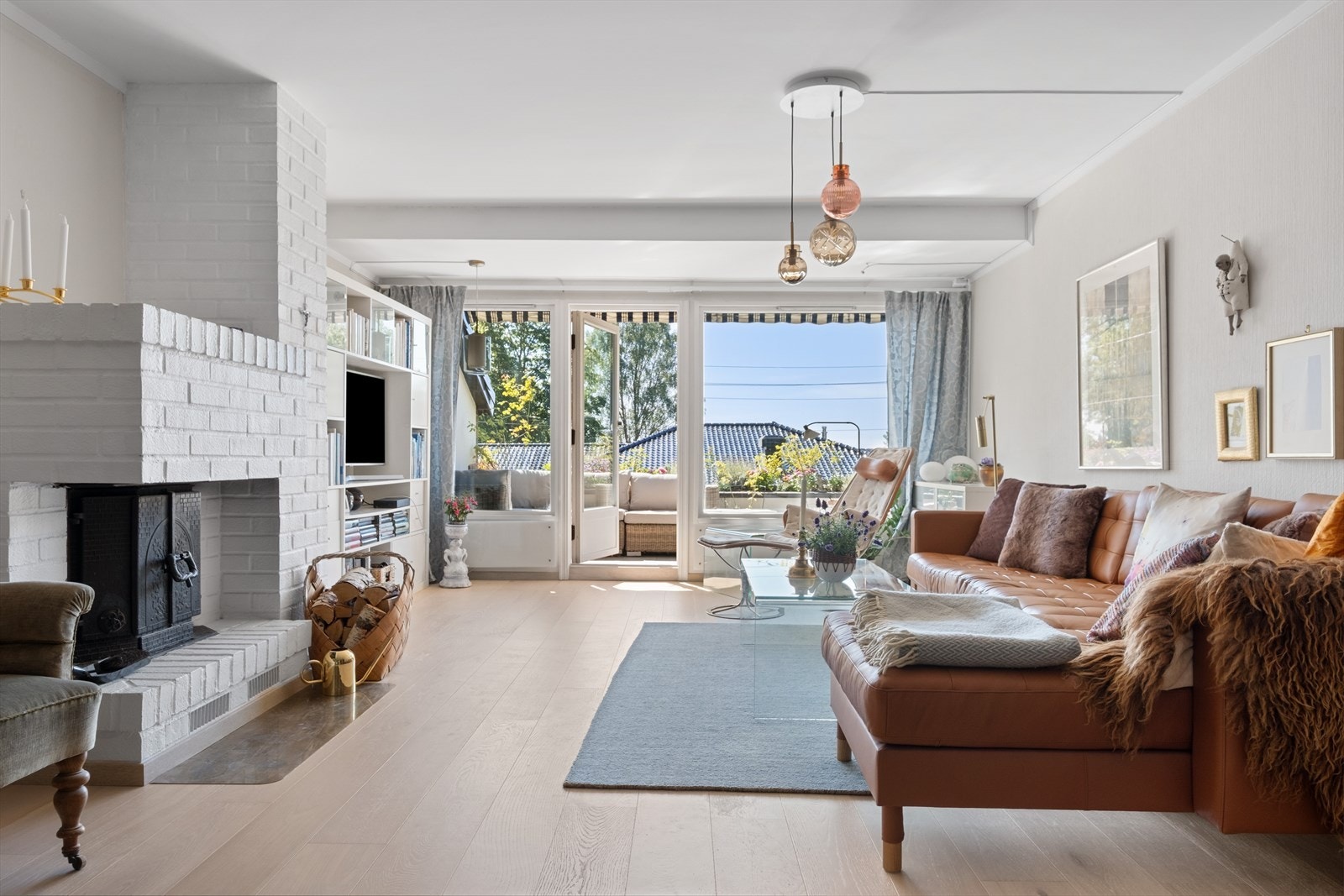 Innbydende og lys stue med god plass til møblement Galleribilde