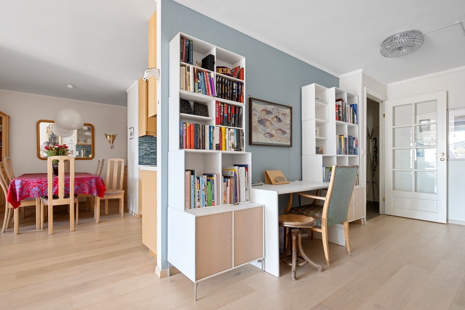 Fleksibel plass ved stuen - bruk den som hjemmekontor, smart oppbevaring eller stilfull dekor Galleribilde