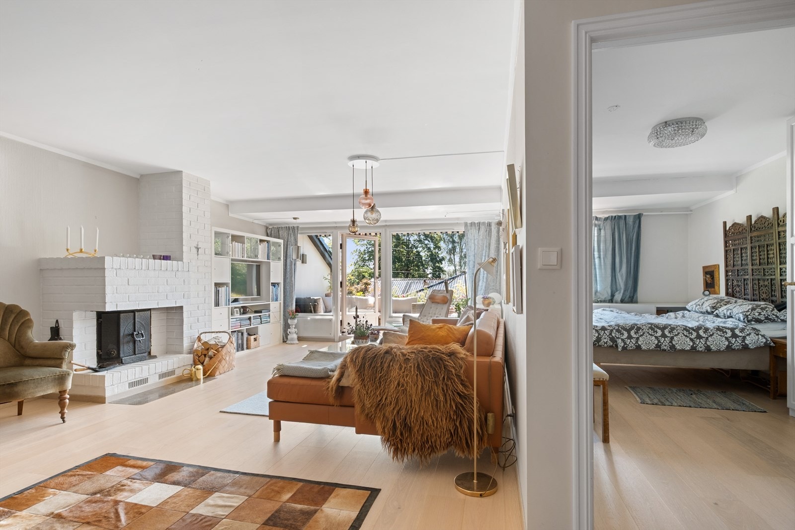 Fra spisestuen er det direkte adkomst til soverommet - praktisk og funksjonelt for en behagelig hverdag Galleribilde