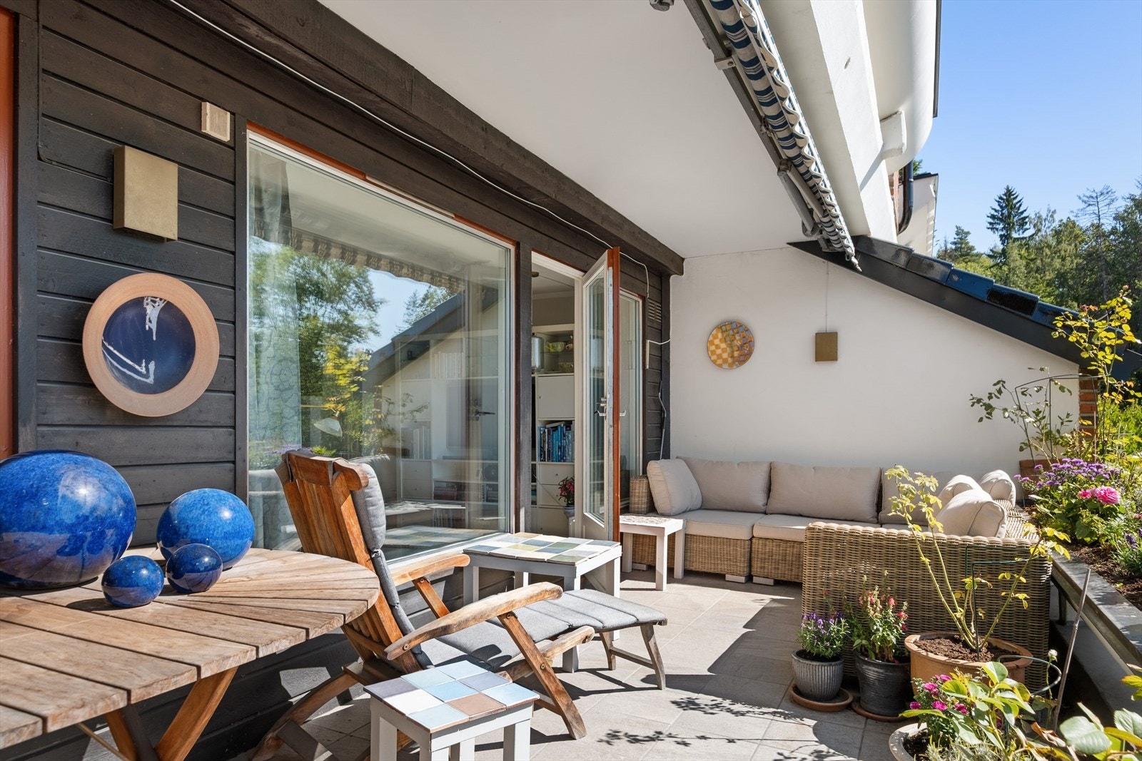 Her er det god plass til både avslapping og sosiale sammenkomster - omgitt av grønne omgivelser og blomstrende planter Galleribilde