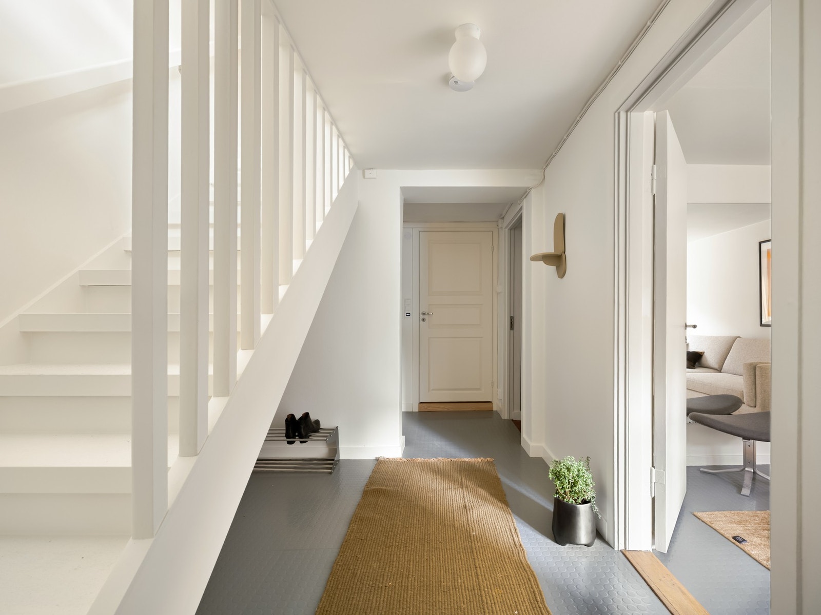 Dette er etasjen du kommer inn i, og dette er da omtrent det du ser når du kommer hjem fra jobb. Galleribilde