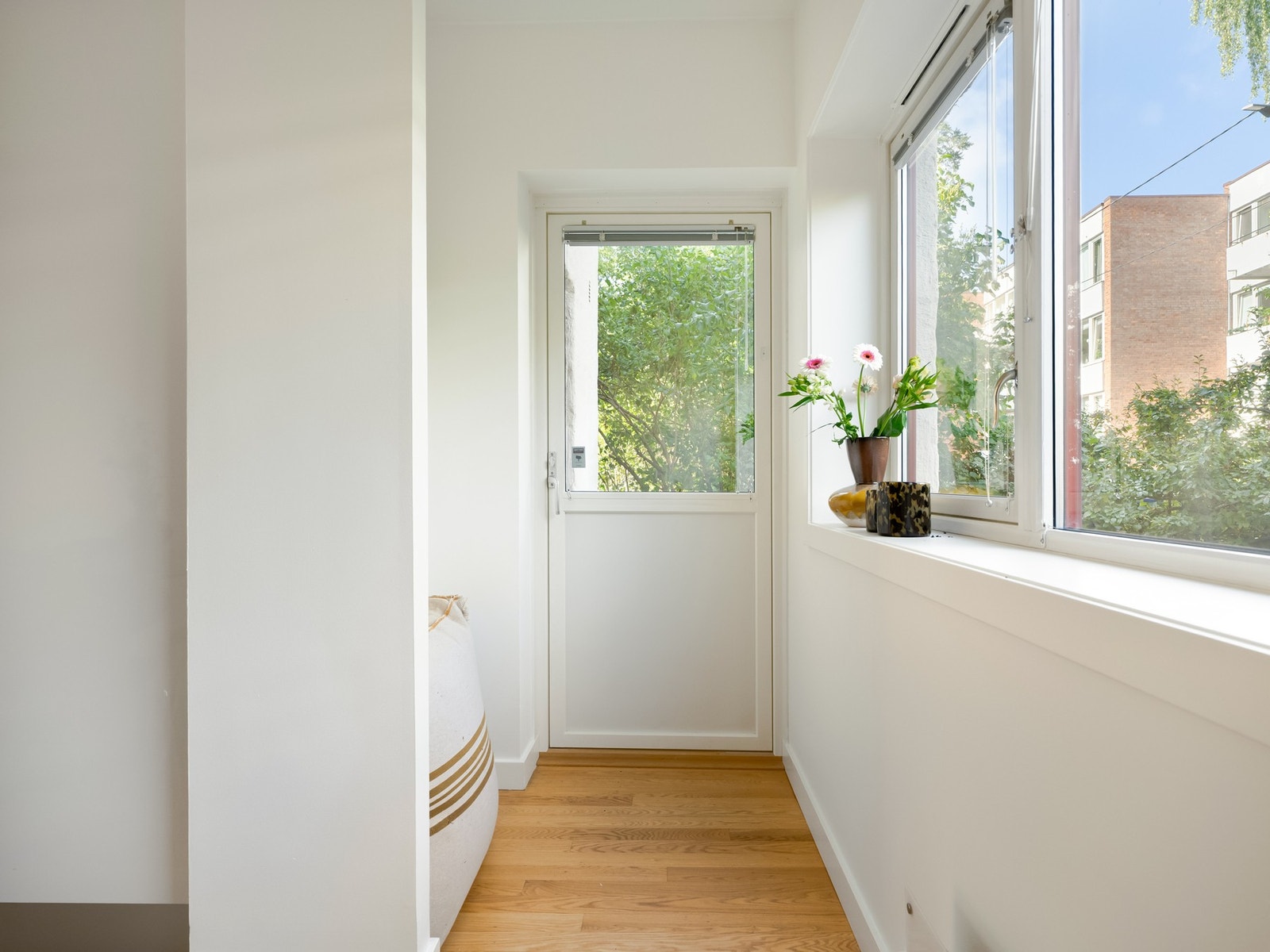 Bak kjøkkenet er utgangen til terrassen og uteplassen på baksiden. Galleribilde