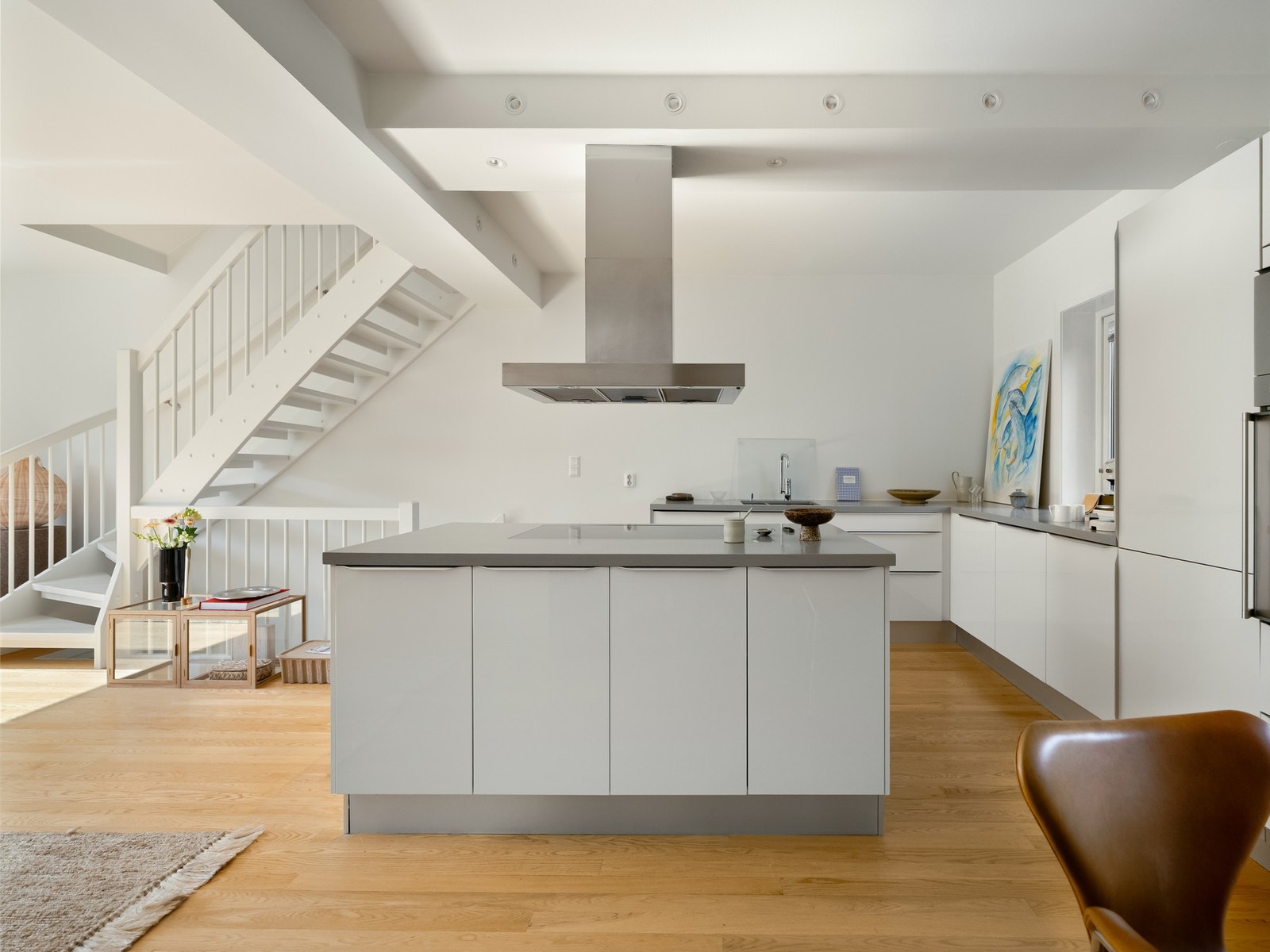 Dette er et påkostet kjøkken med rikelig skapplass. Galleribilde