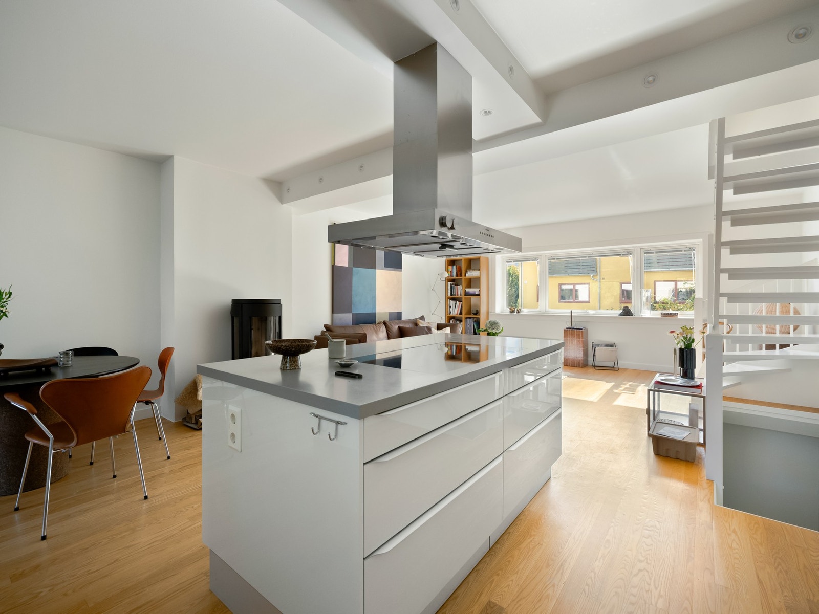 Øya skaper fin kontakt mellom de som er på kjøkkenet og de andre i rommet. Galleribilde