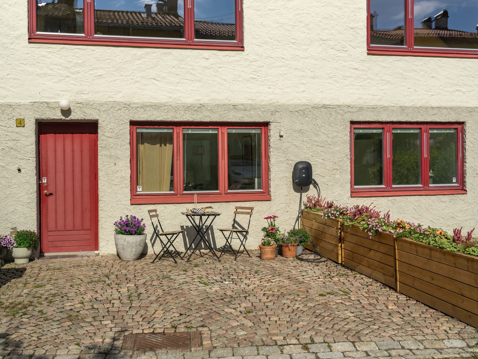 På forsiden av huset er det en koselig og brosteinslagt parkeringsplass. Eller hage om du vil. Det er gratis parkering rett rundt hjørnet. Galleribilde