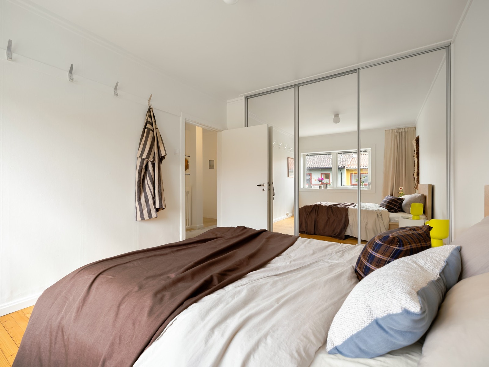 Dette rommet har i tillegg en stor skyvedørsgarderobe. Galleribilde