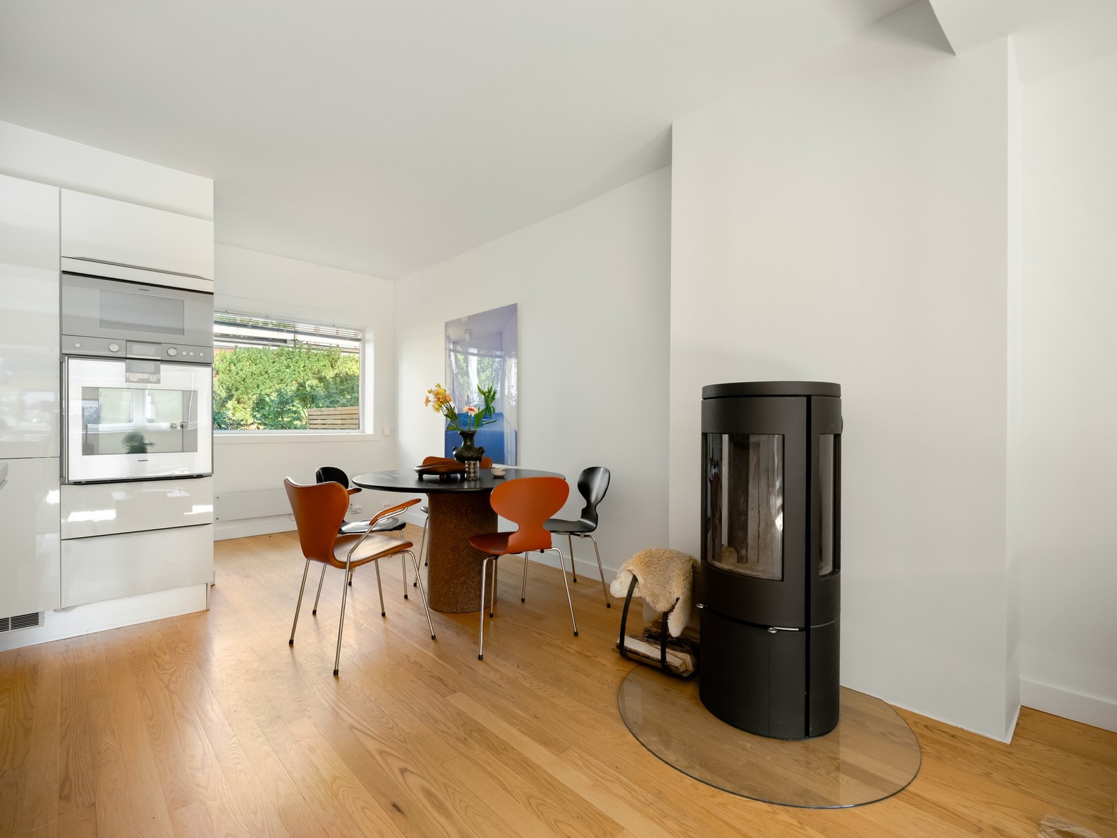 Det er naturlig plass for spisebord ved mot utgangen til uteplassen på baksiden. Galleribilde