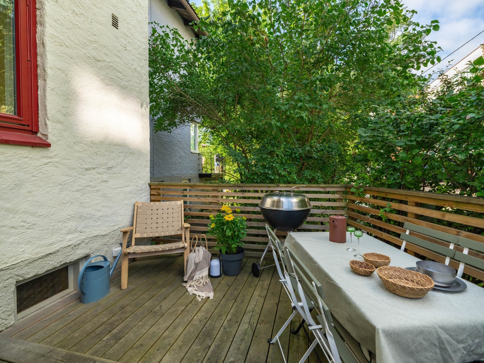 Dette er et koselig uterom, godt skjermet bak hekken mot veien. Galleribilde