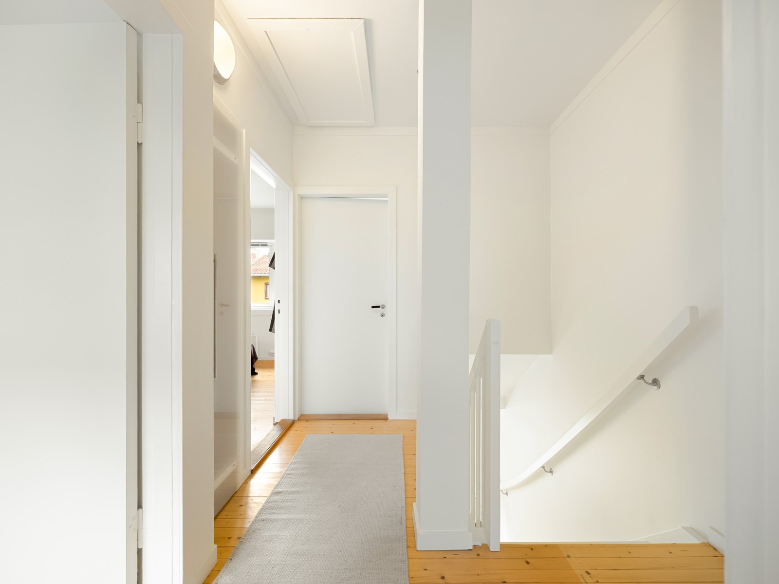 Det er også et stort loft, der man kan ha all julepynten og vinterklær om sommeren og ja, du vet. Galleribilde