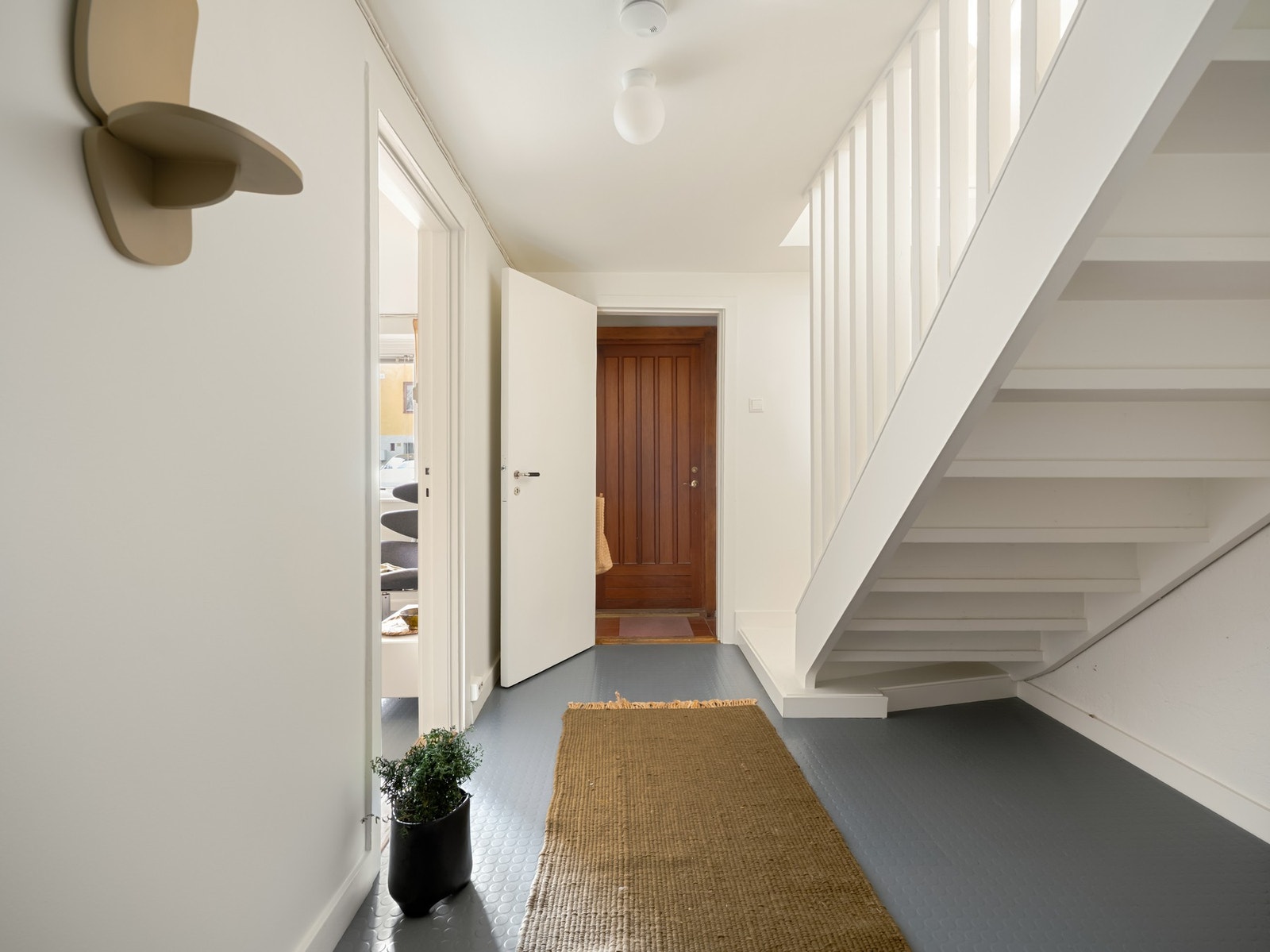 Og dette når du skal ut. Veldig praktisk med masse plass rett innenfor døren! Galleribilde