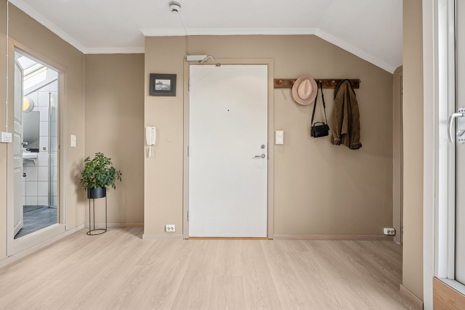 Entréen er innbydende med plass til å henge fra seg yttertøy. Galleribilde