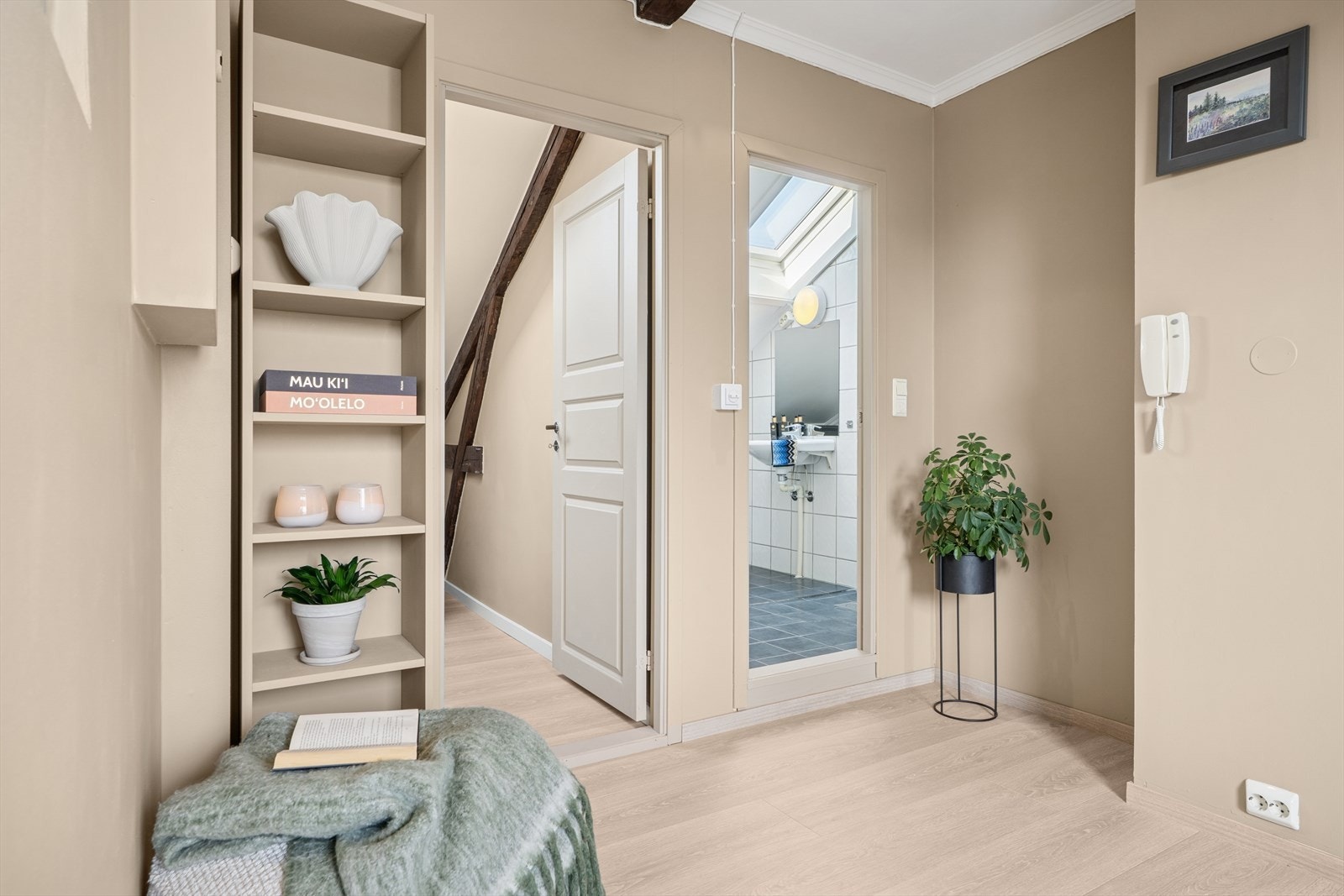 Videre fra entréen er det inngang til baderommet. Galleribilde