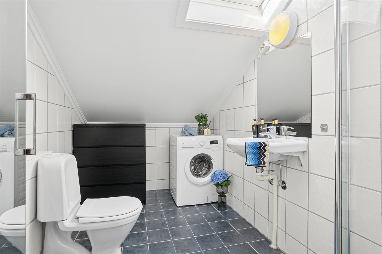 Baderommet er innredet med servant, gulvstående klosett og dusjørne med innfellbare dusjvegger. Galleribilde