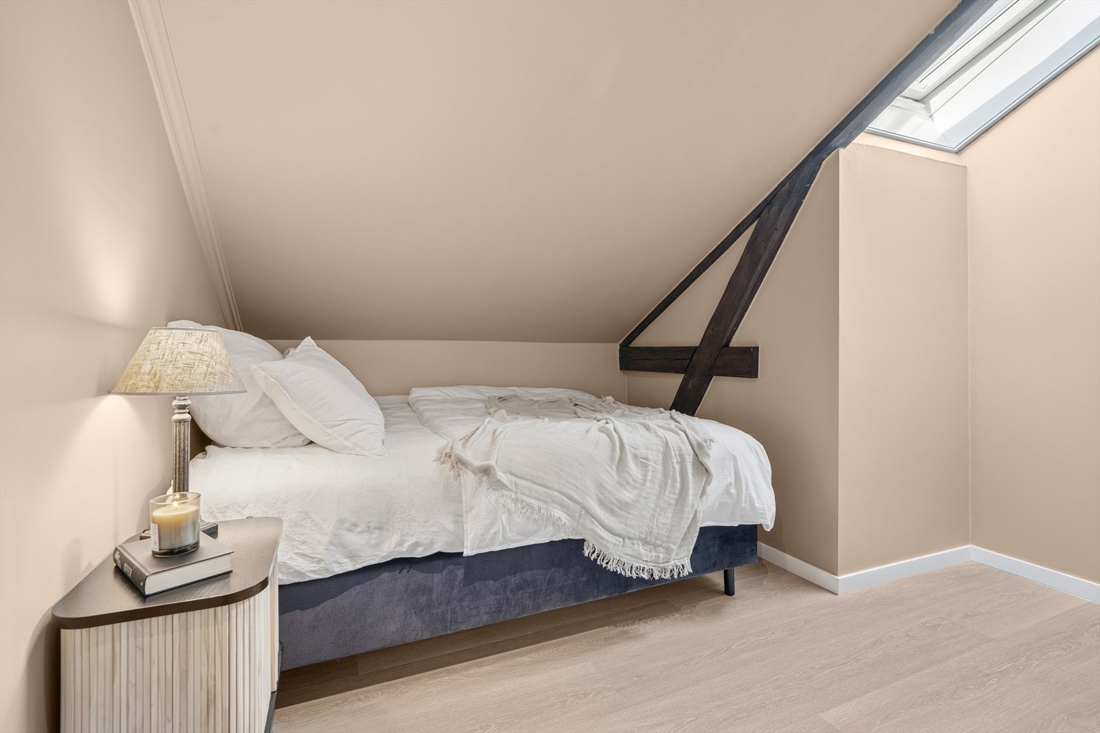 Rom 1 innredet som soverom, her er det god plass til dobbeltseng og tilhørende møblement. Galleribilde