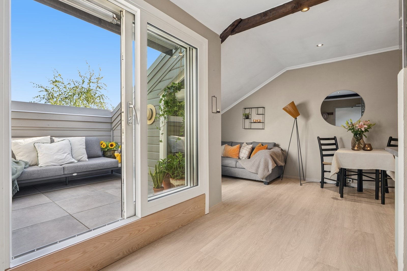 Fra stuen er det utgang til usjenert takterrasse på 5 kvm med fin utsikt. Galleribilde