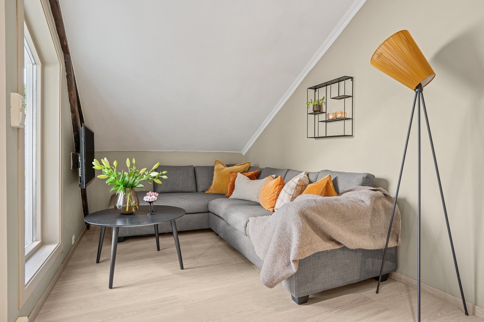 Leiligheten har synlige takbjelker og meget god planløsning. Galleribilde