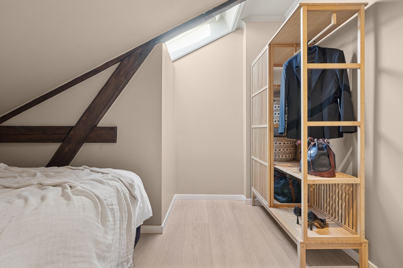 På rommet er det også gode muligheter for diverse garderobeløsninger. Galleribilde