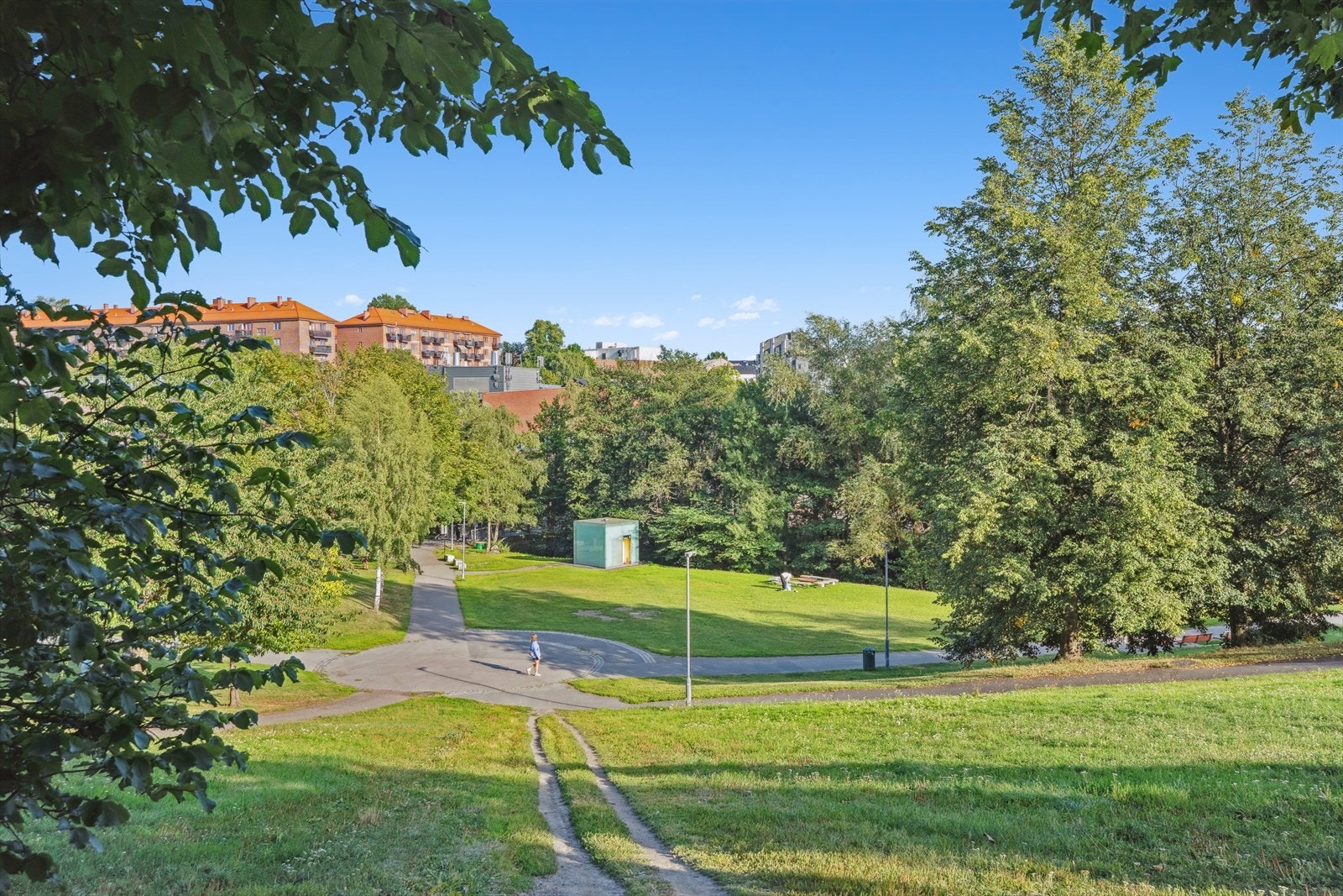 Nabolaget er kjent for sitt koselige nabolagsliv, flotte parker og en avslappet atmosfære. Her får du en perfekt balanse mellom byliv, ro og natur! Galleribilde