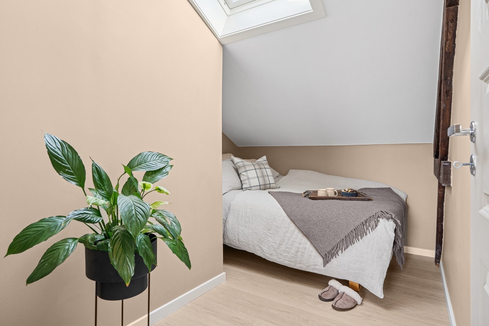 Rom 2 innredet som soverom med plass til seng og tilhørende møblement. Galleribilde