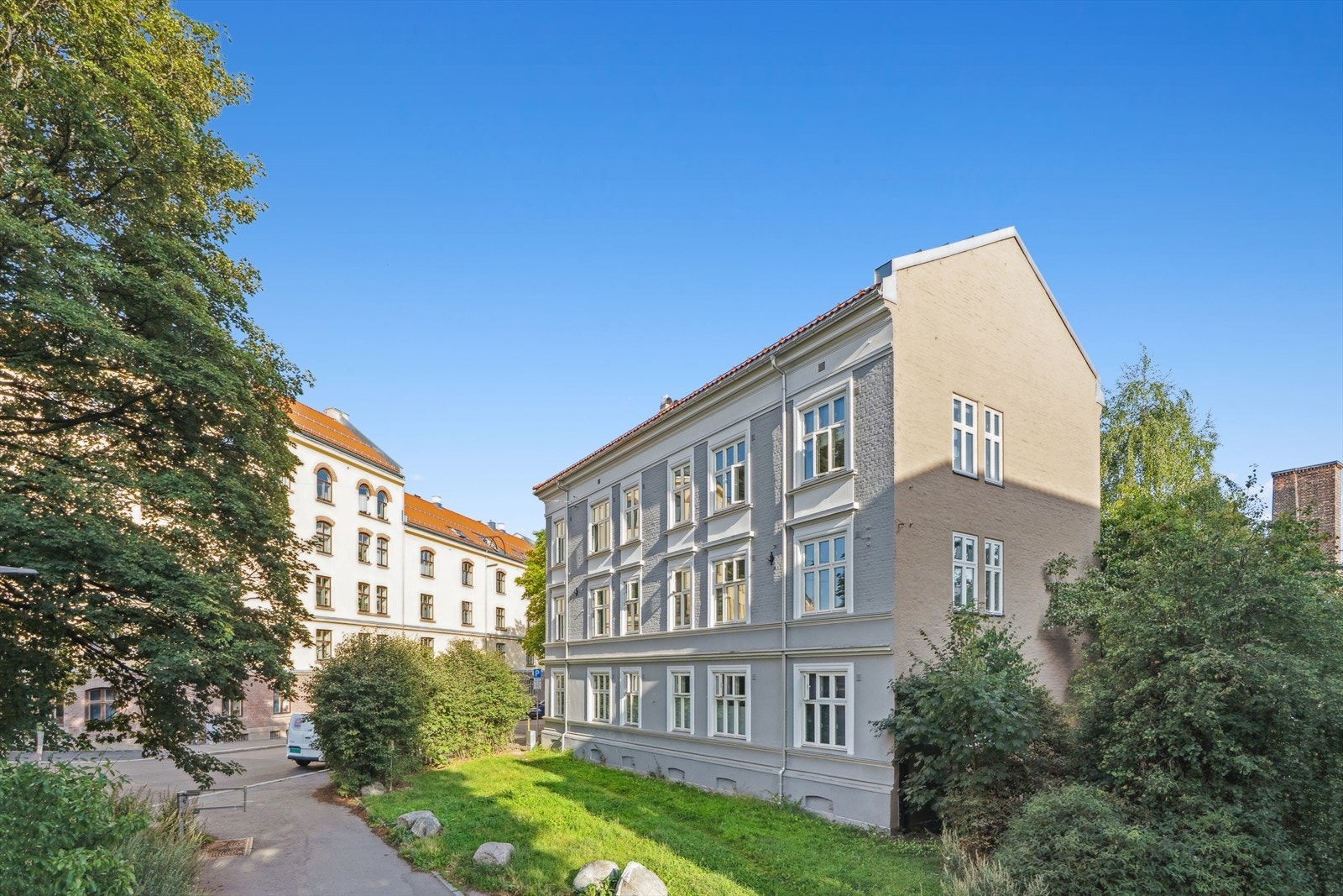 Her bor du i et rolig og hyggelig nabolag med en perfekt kombinasjon av urbant byliv og grønne omgivelser. Galleribilde