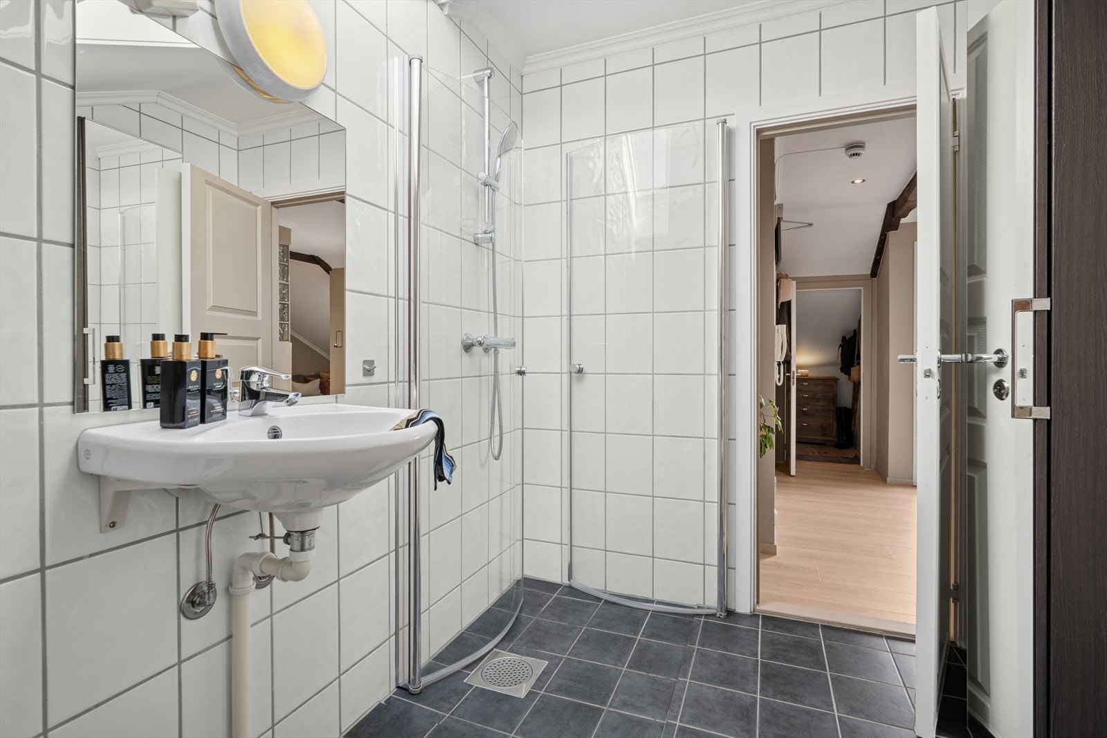 Her er det varmekabler i gulv, samt opplegg for vaskemaskin. Galleribilde