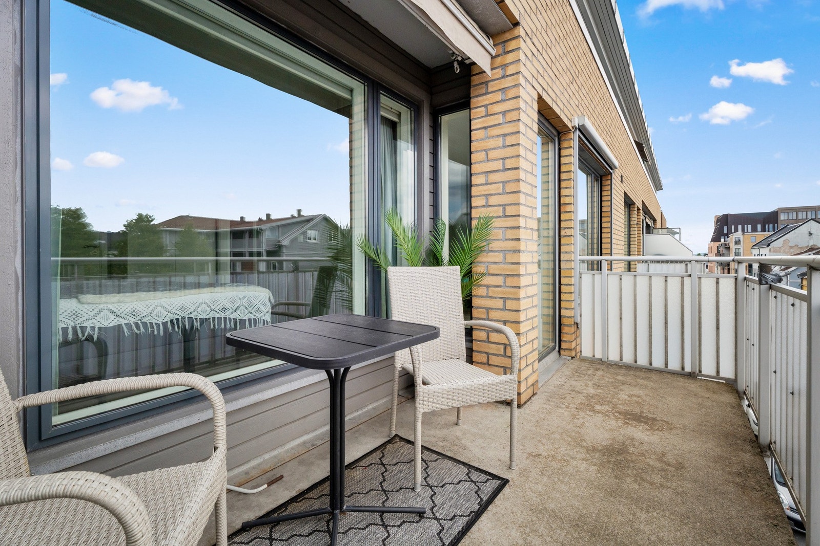 Fra stuen er det utgang til en balkong på ca 7 kvm Galleribilde