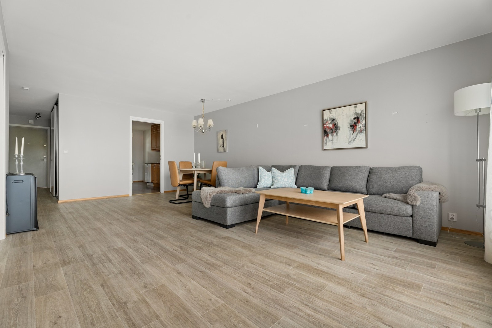 I stuen er det plass til sofagruppe og tilhørende møblement, samt spisegruppe Galleribilde