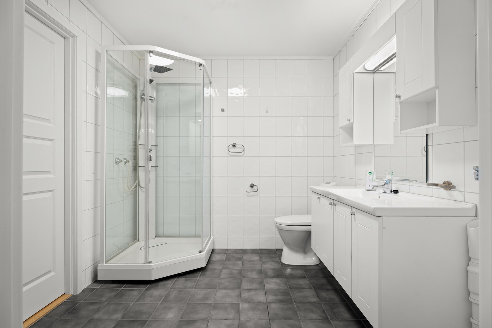 Badet har fliser på gulv og vegger og varmekabler i gulv Galleribilde