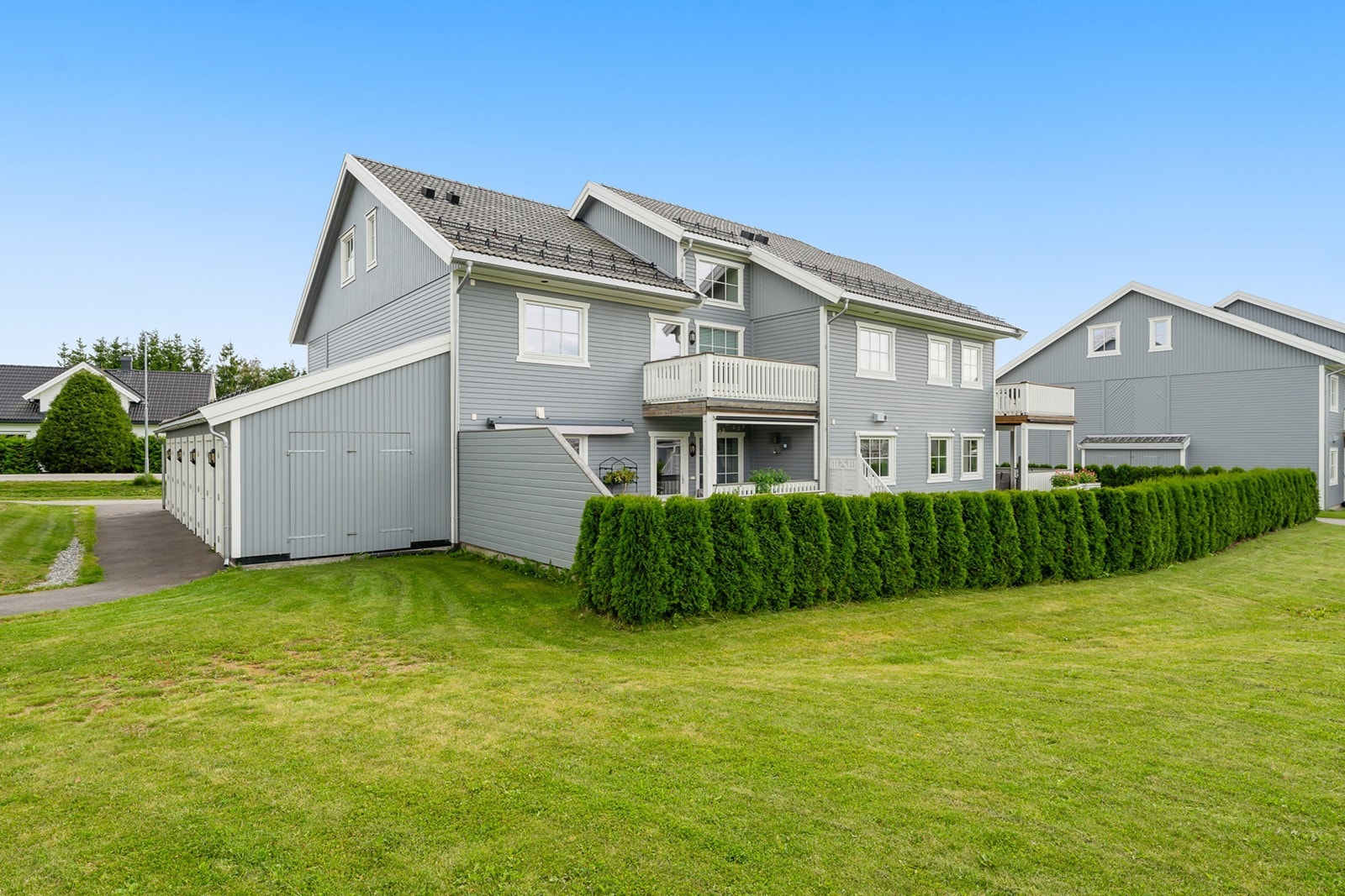 Boligen ligger i et populært og et godt etablert boligområde i Eidsvoll kommune. Det er ca. 4 km til Sundet med kommuneadministrasjon med godt utvalg av matbutikker, apotek, vinmonopol, bensinstasjoner og andre forretninger Galleribilde