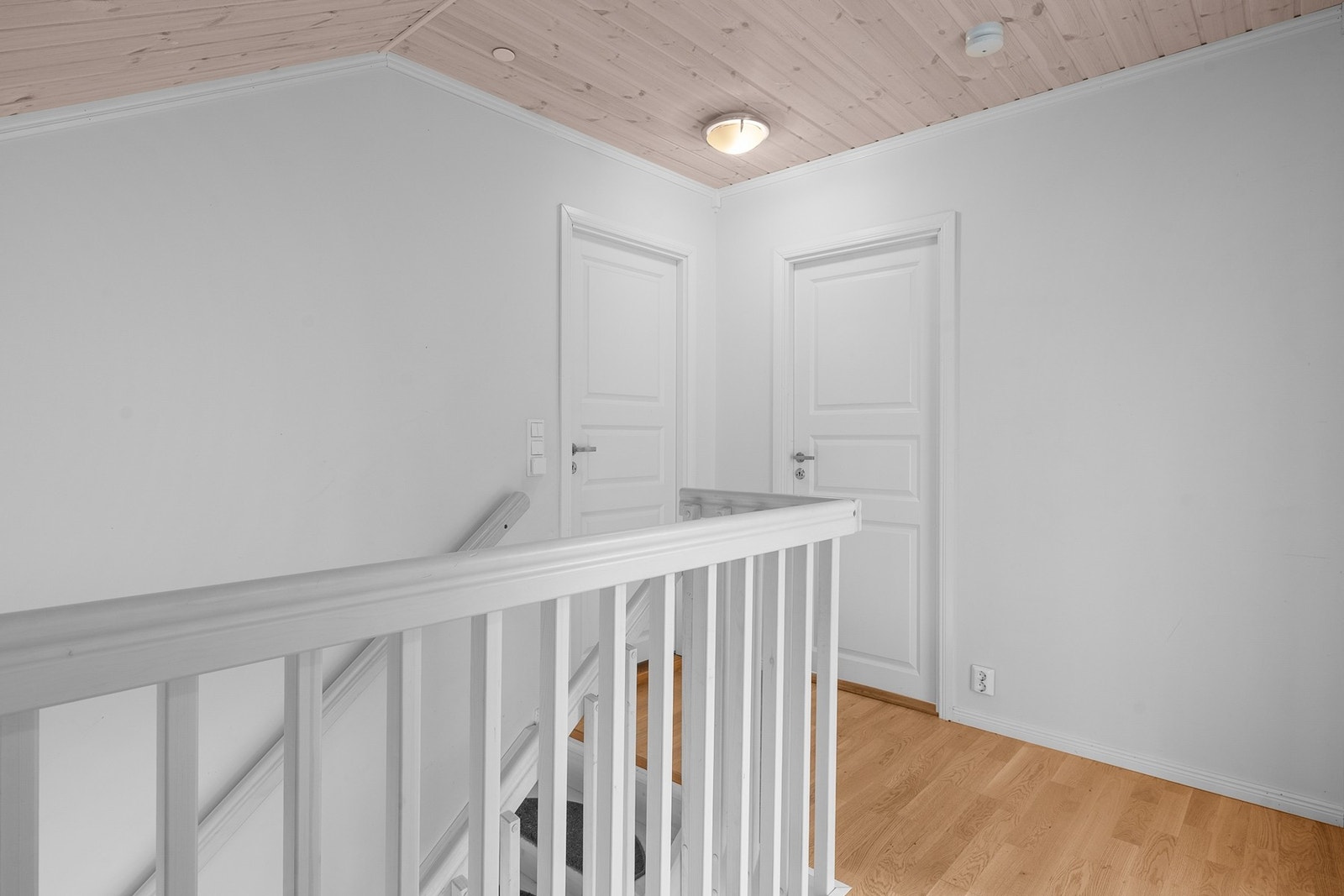 Boligen har malt tretrapp med teppe på trinnene Galleribilde