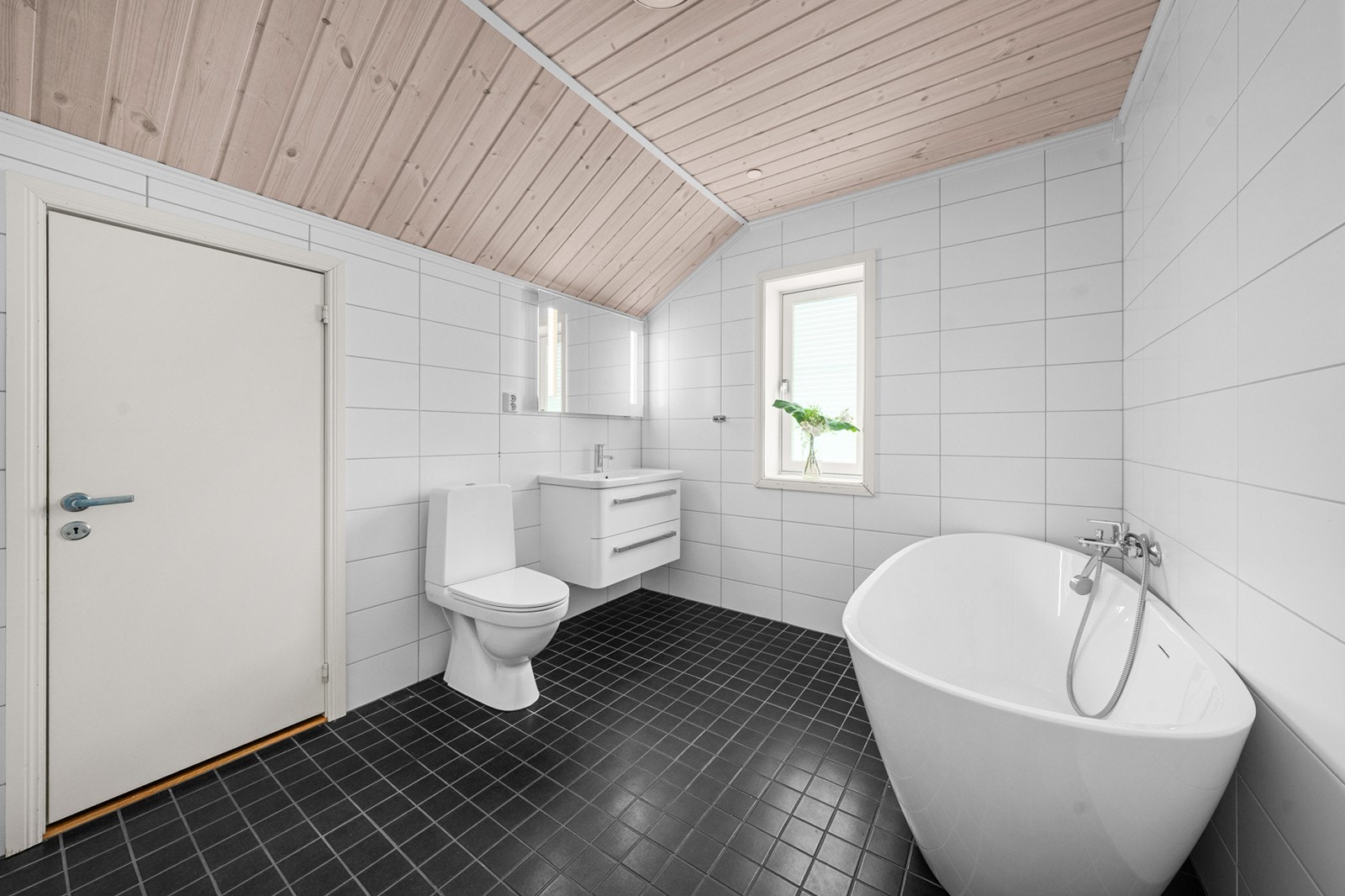 Det er lagt elektriske varmekabler i gulvet. Rommet er utstyrt med klosett, heldekkende servant med underskap og speil med integrert belysning, samt badekar. Ventilasjonen er balansert Galleribilde