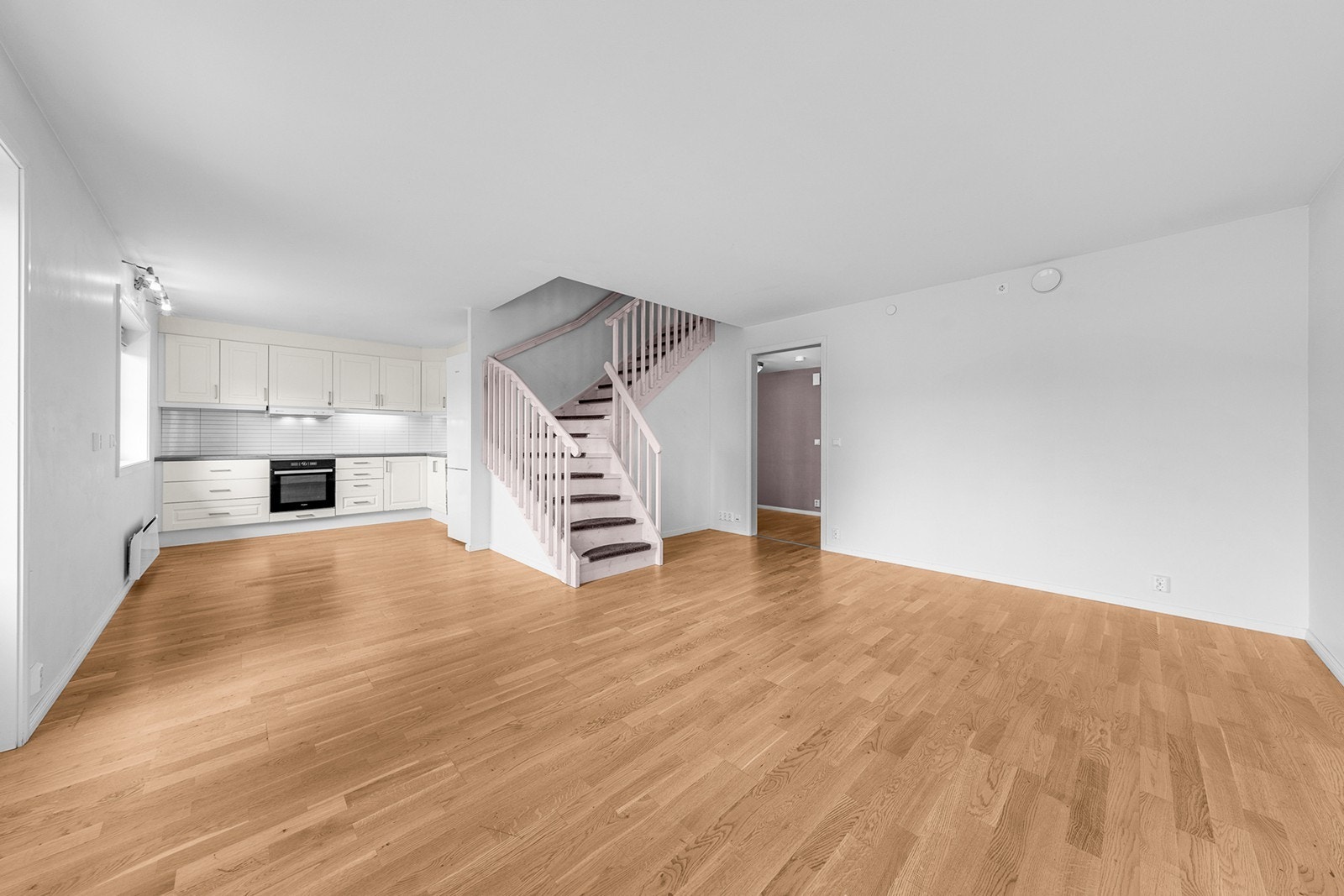 Kjøkken i åpen- og sosial kjøkken og stueløsning Galleribilde