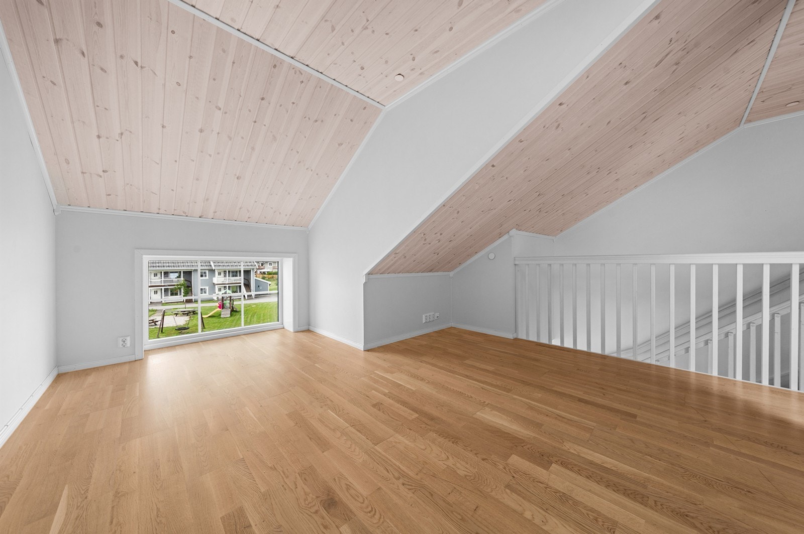 Hyggelig loftstue som gir rom for en stor sofa, TV med tilhørende møblement og annen innredning etter behov Galleribilde