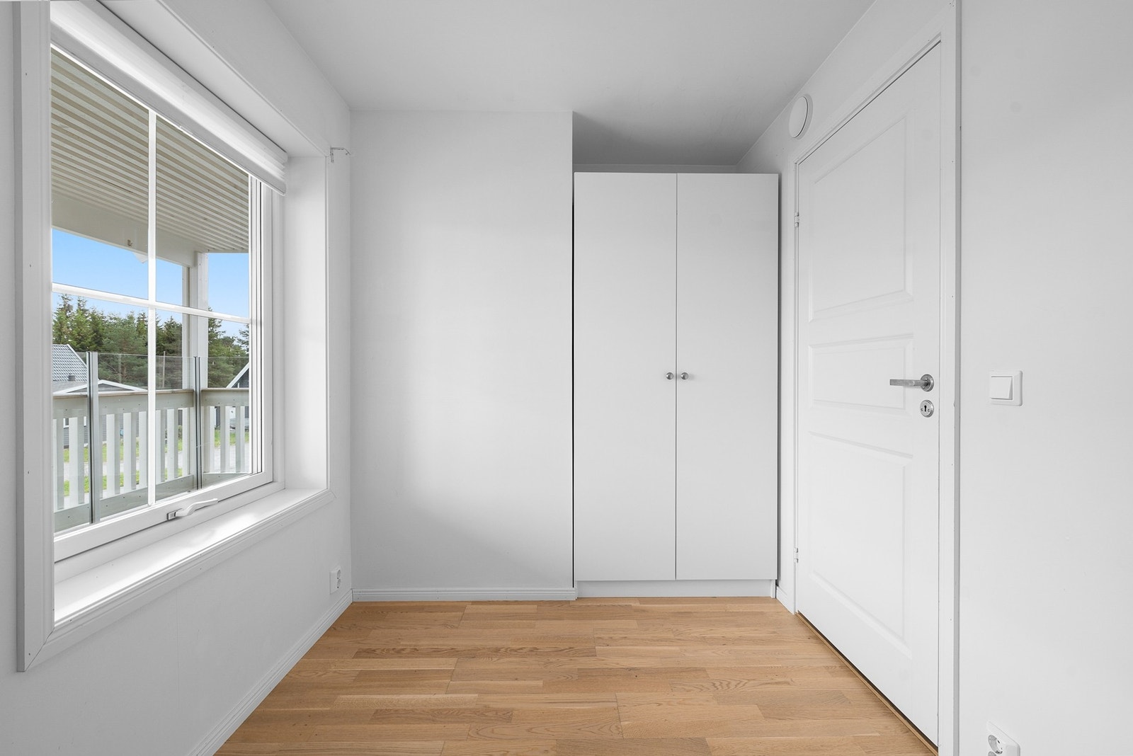 Leilighetens andre soverom er også romslig med plass til dobbeltseng, nattbord, pult og annet ønsket interiør. Store vindusflater sørger for godt lysinnslipp og enkel utlufting Galleribilde