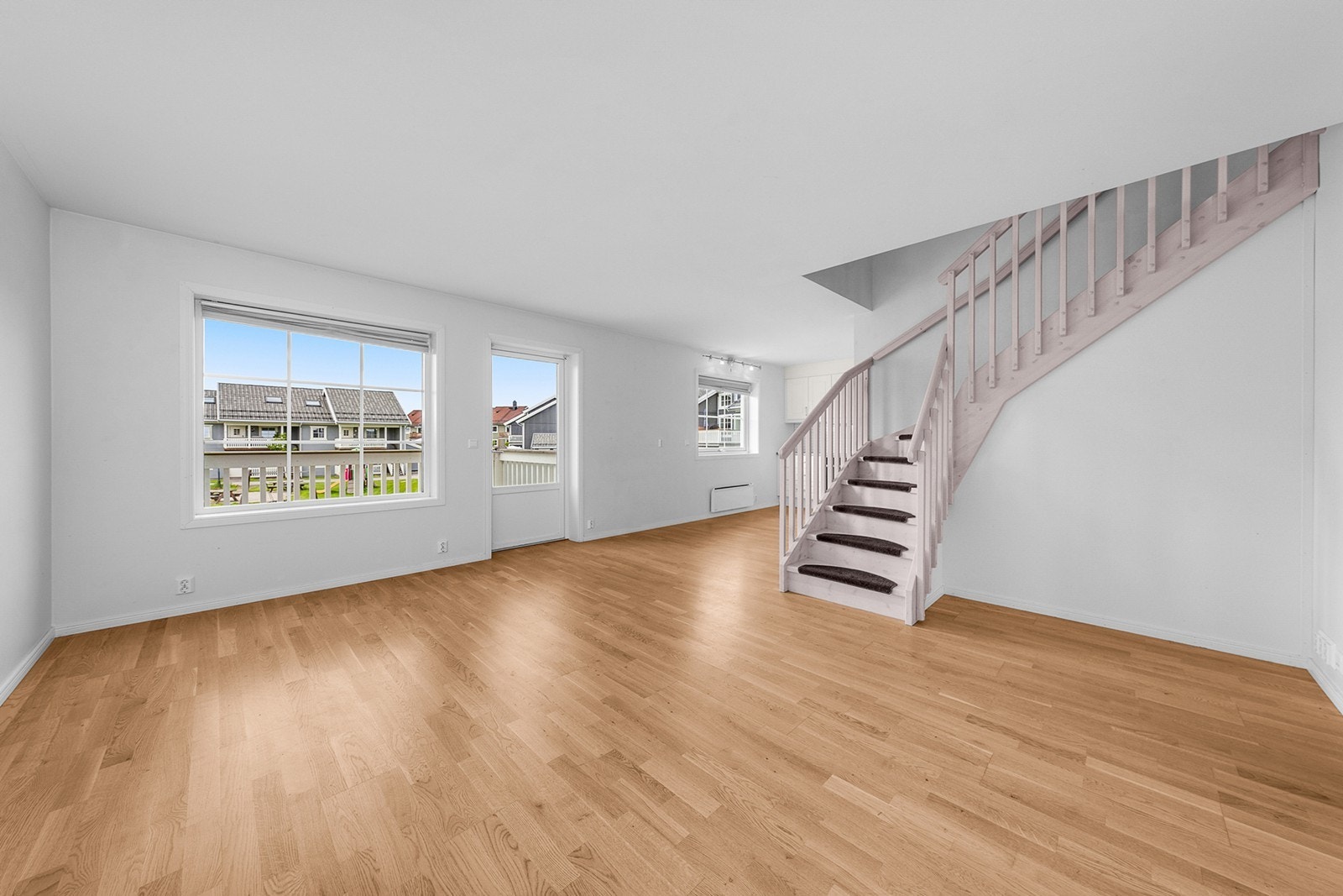 Romslig stue med store vindusflater som slipper inn rikelig med naturlig lys Galleribilde