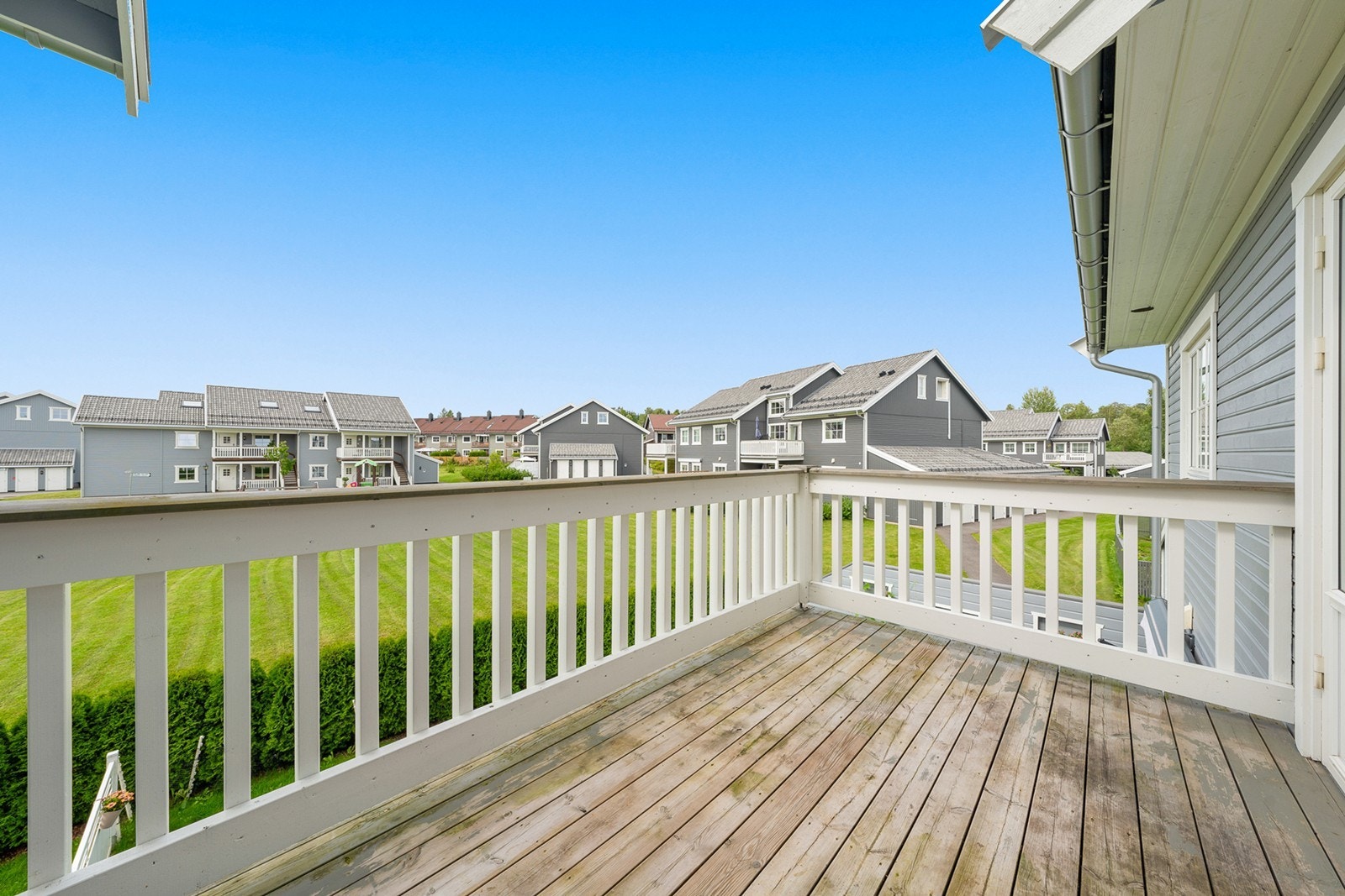 Terrassen har terrassebord på gulv og målt rekkverkshøyde er på ca. 1,02 m Galleribilde