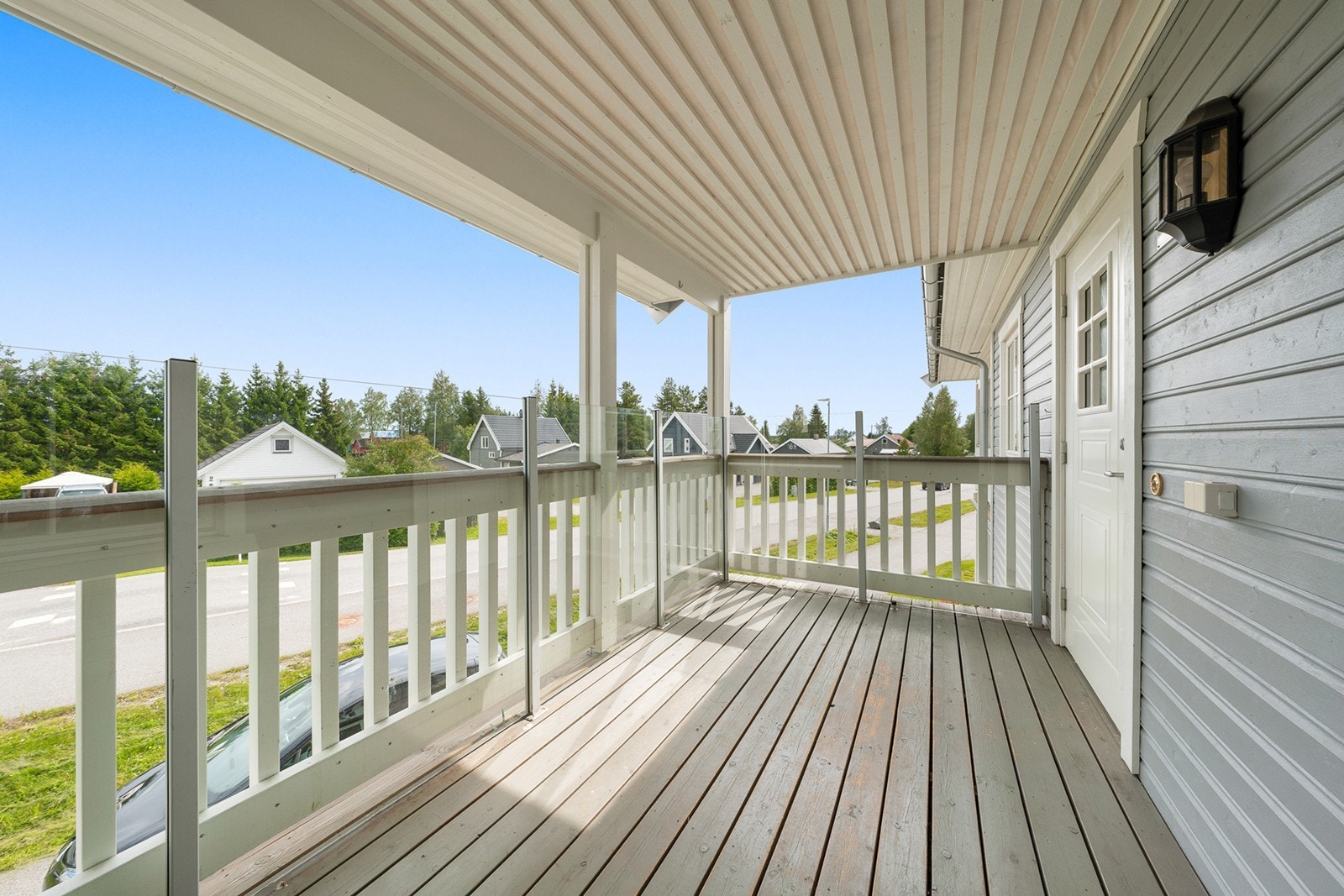 I tilknytning til inngangspartiet så har du en hyggelig terrasse i trekonstruksjon med terrassebord på gulv Galleribilde