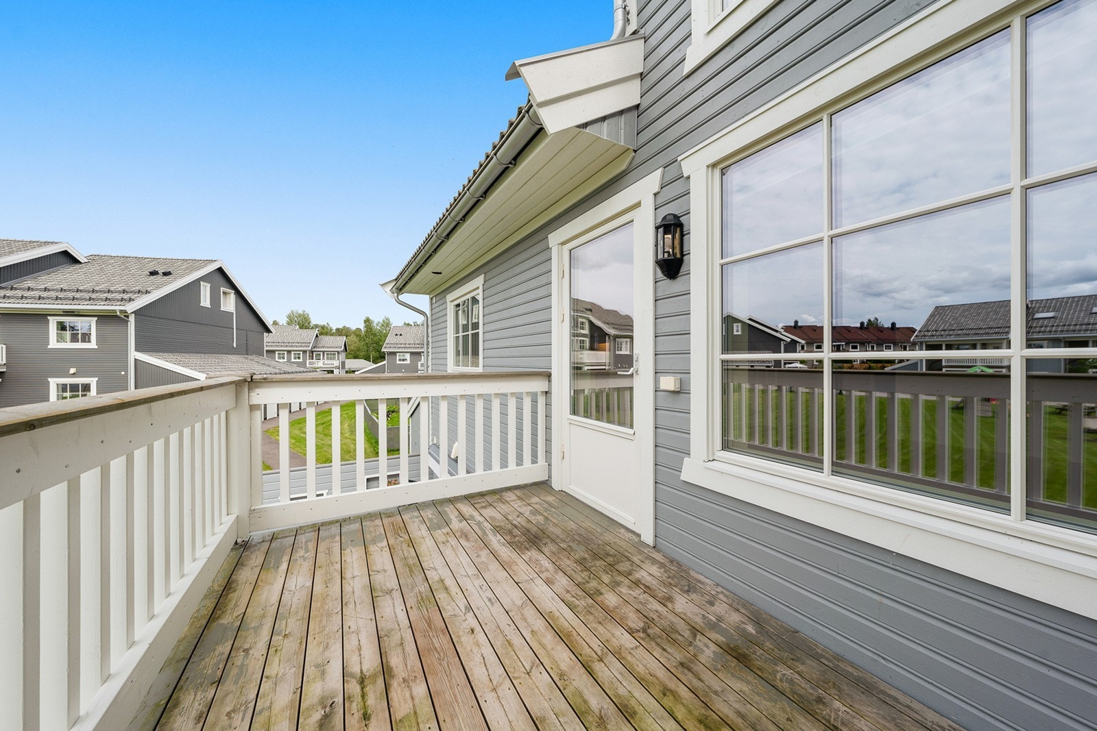 Terrasse med adkomst fra stue/kjøkken med god plass til å innrede med hyggelig utemøblement, grill, grønne planter og annet ønsket interiør Galleribilde
