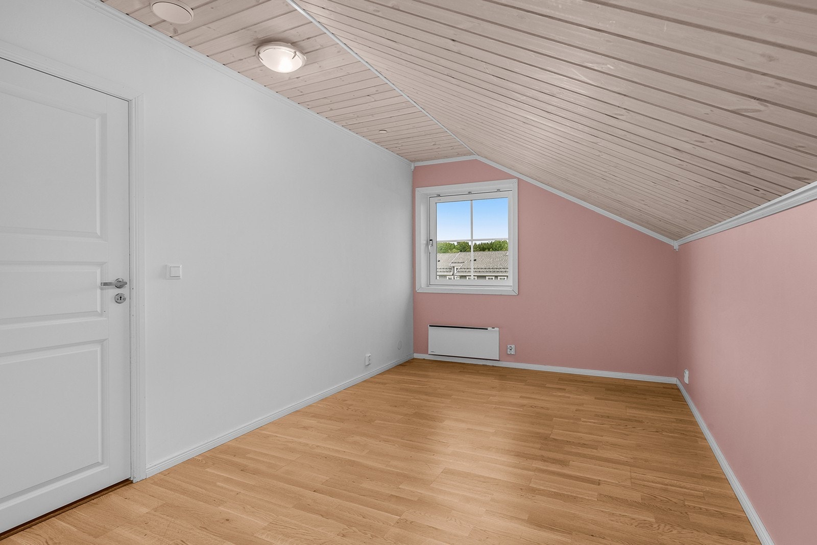 Soverom av god størrelse med plass til seng, pult, garderobeskap og annet ønsket interiør. Rommets vindusflater bidrar til godt med lysinnslipp og gjør det enkelt å lufte ut Galleribilde