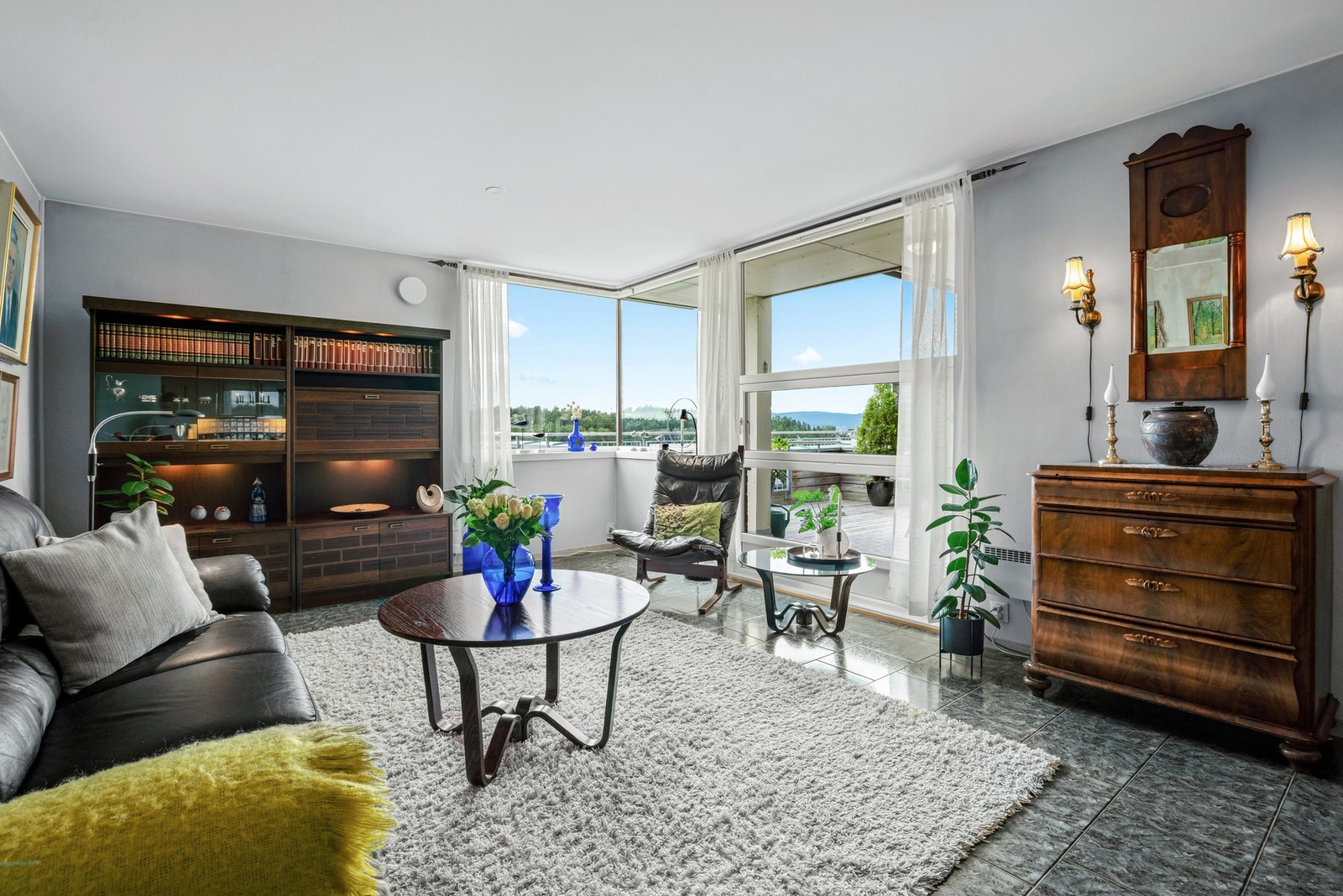 Her er det fin plass til å innrede med sofagruppe, godstoler og tv-/mediastasjon. Galleribilde