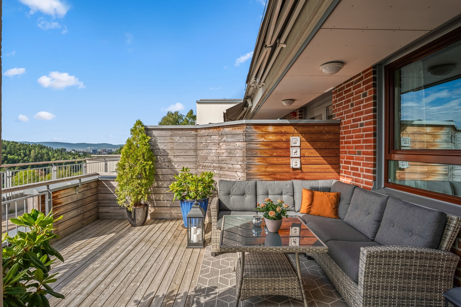 Oppsal terrasse 2 er en velholdt og romslig 2-roms på 71m² med flott beliggenhet i 7. etasje. Boligen har en solrik, lun terrasse med flott utsikt og det medfølger garasjeplass med lader. Galleribilde